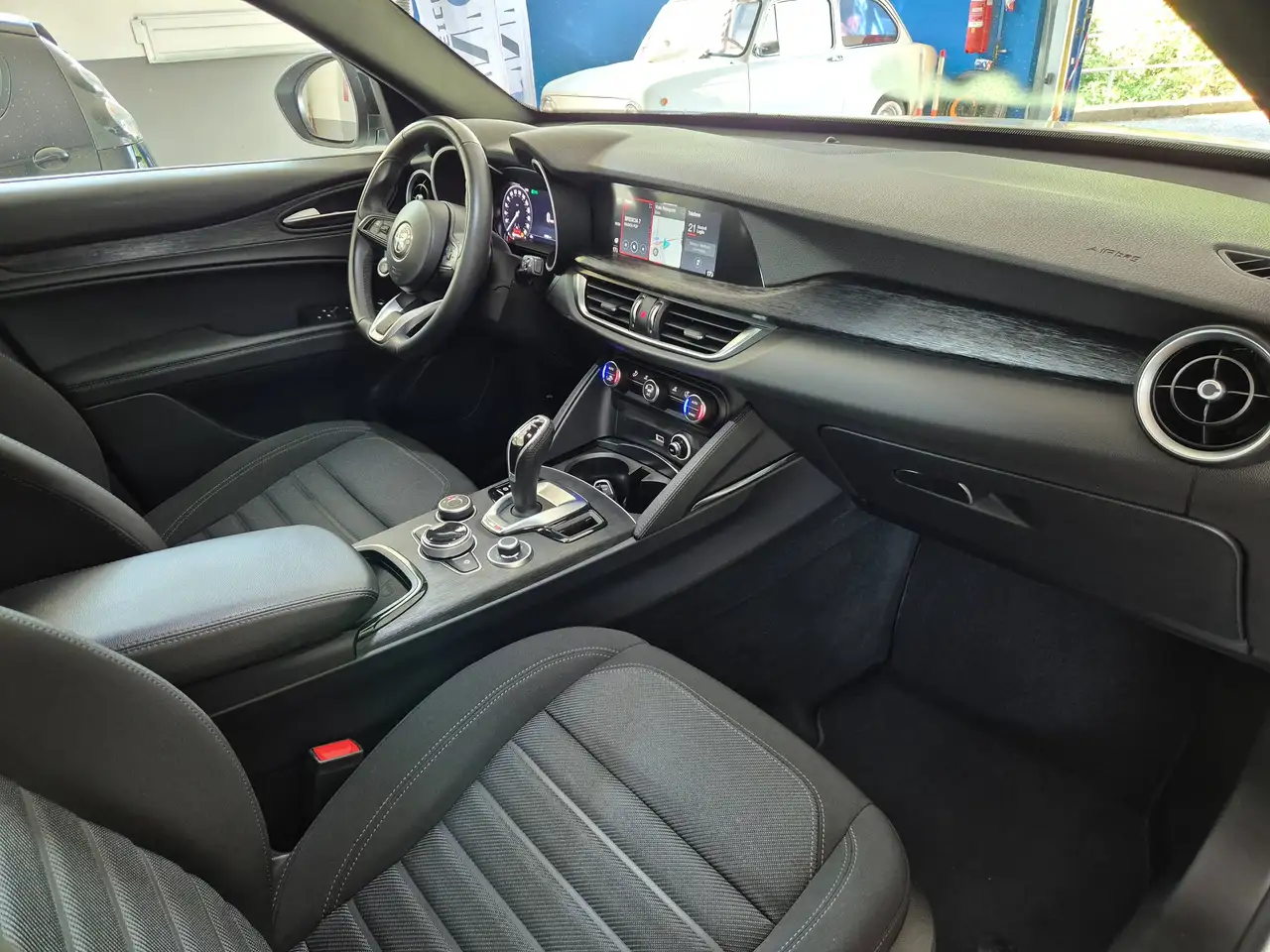 Alfa Romeo Stelvio 2023 — фото 13