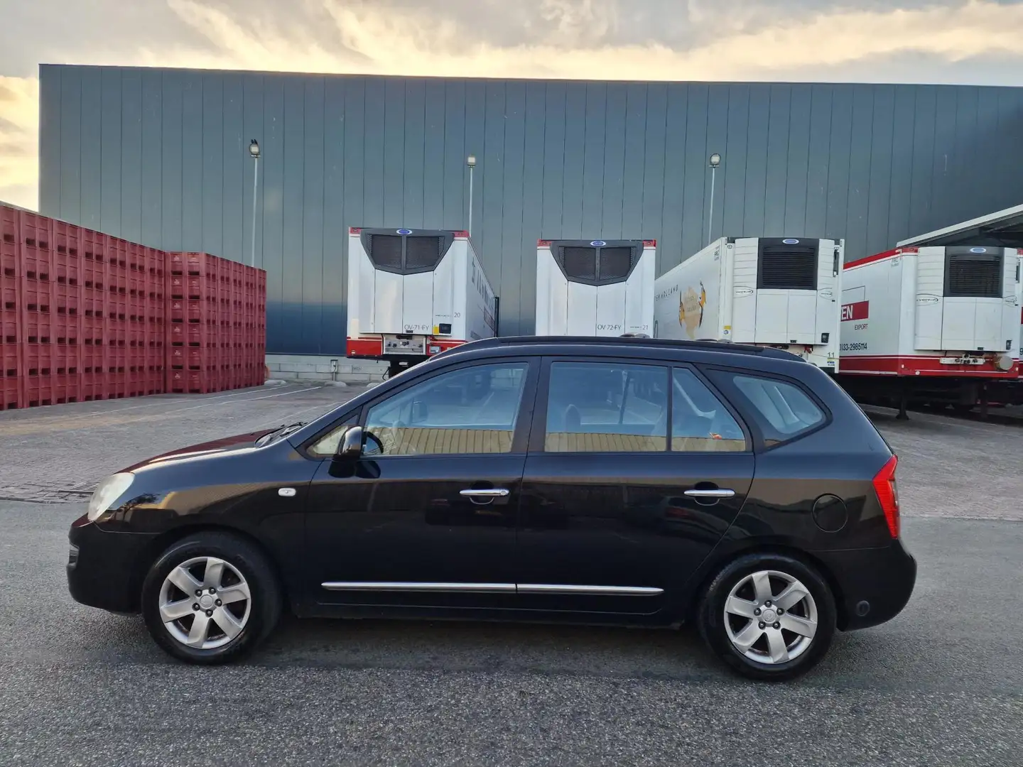 Kia Carens 2.0 CVVT X-ecutive LPG PSENSOR CRUISE TREKHAAK Zwart - 2