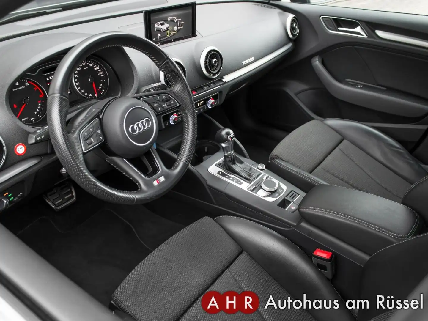 Audi A3 Sportback quattro S Line *LED*Navi* Grau - 2