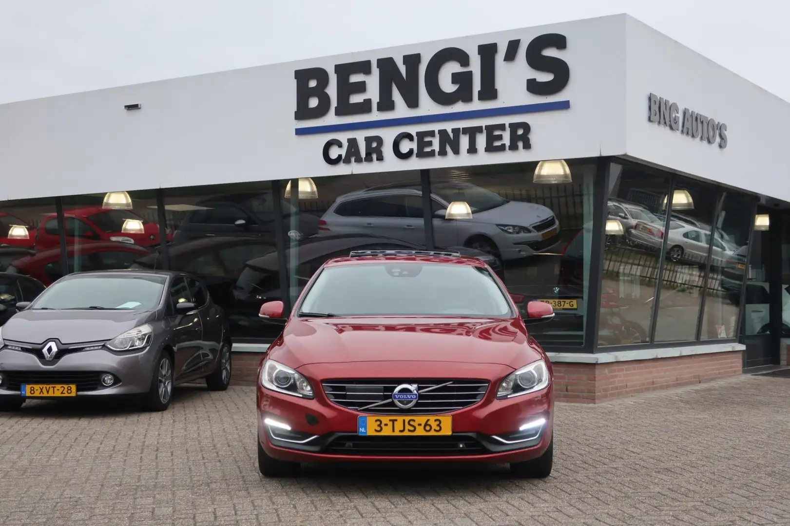 Volvo V60 2.4 D6 AWD Plug-In Hybrid Summum 2e EIG_ADAP-CRUIS Rouge - 2
