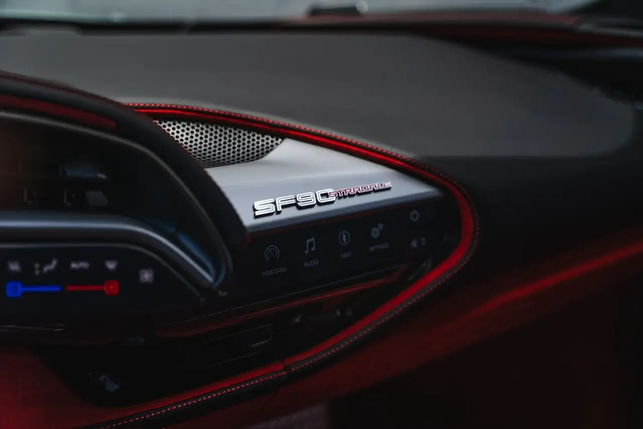 Ferrari SF90 Stradale снимка Ferrari SF90 Stradale
