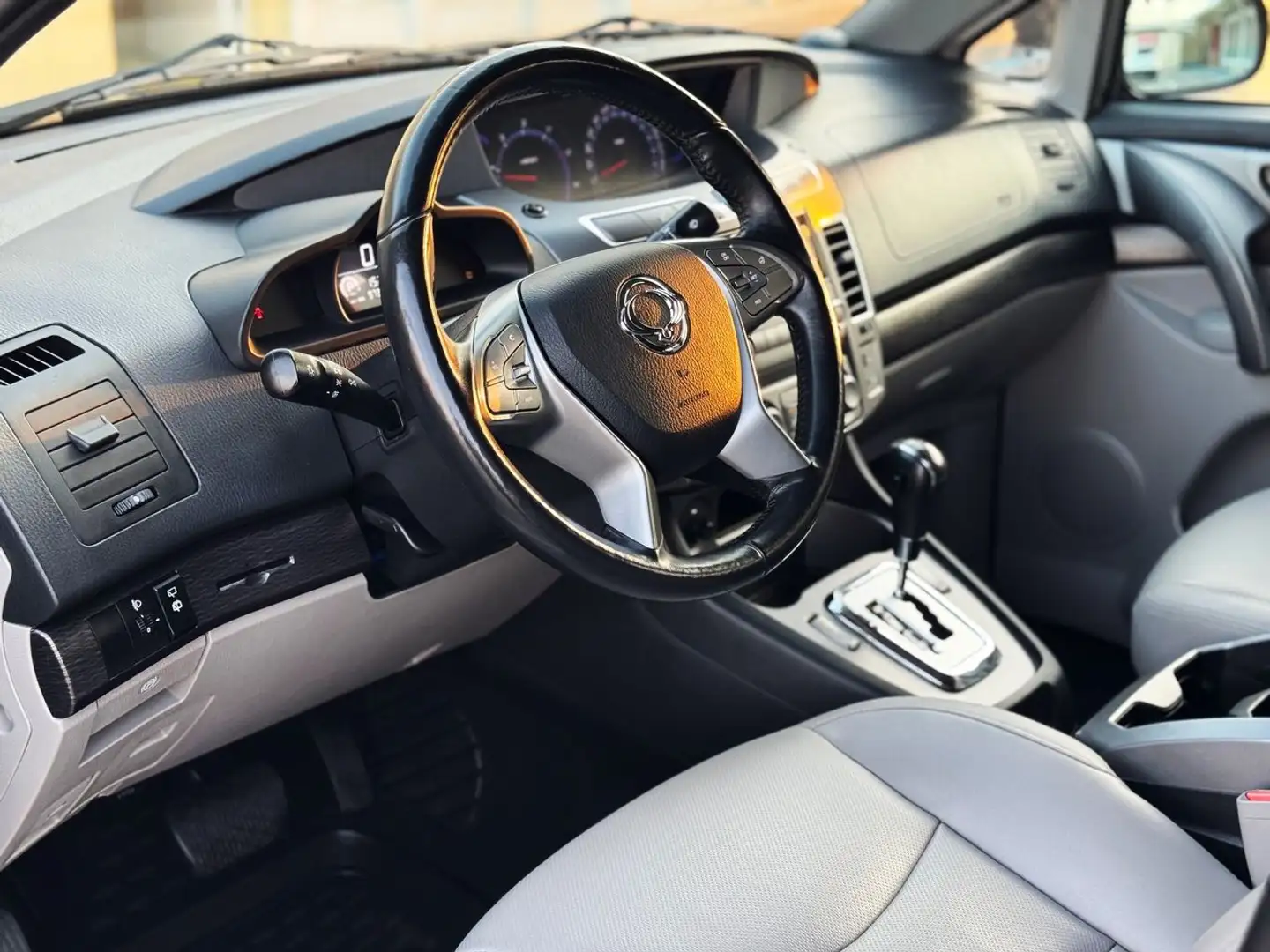 SsangYong Rodius D22T Limited Aut. Fekete - 2