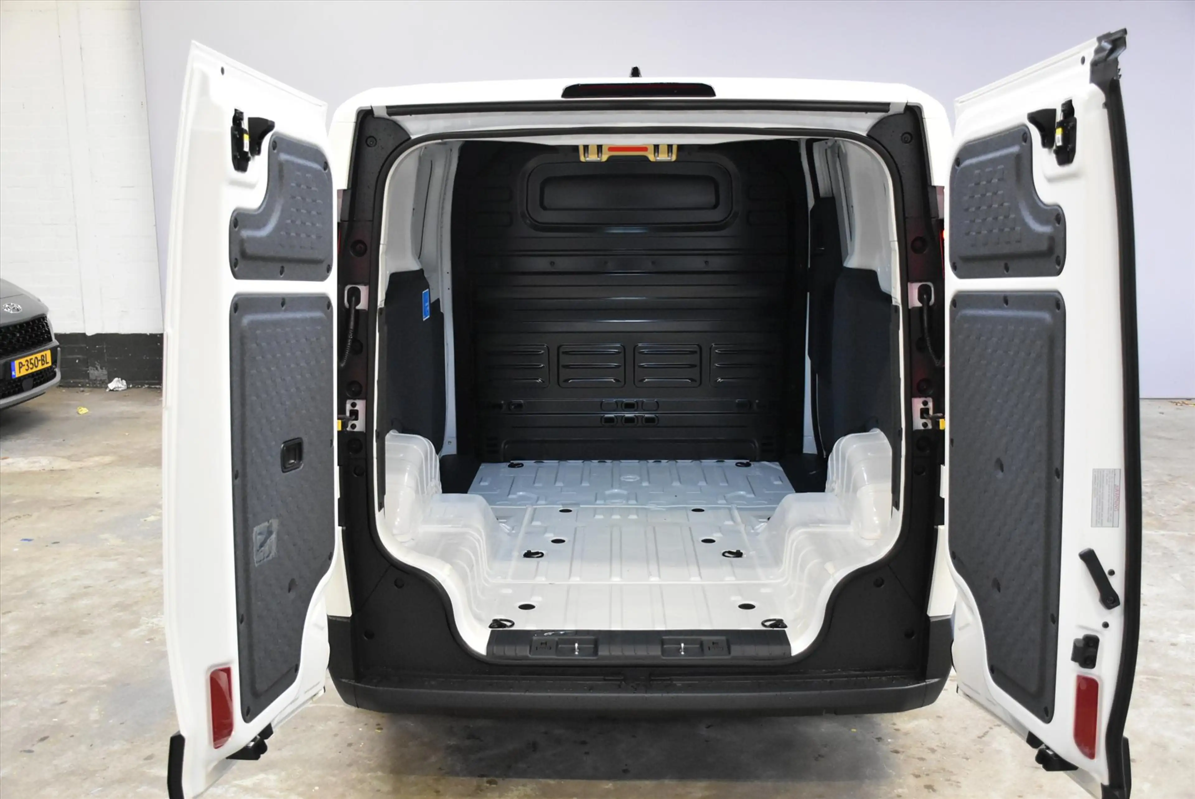 Kia PV5 Cargo GB 71,2 kWh 163pk L2H1 Plus — photo 15