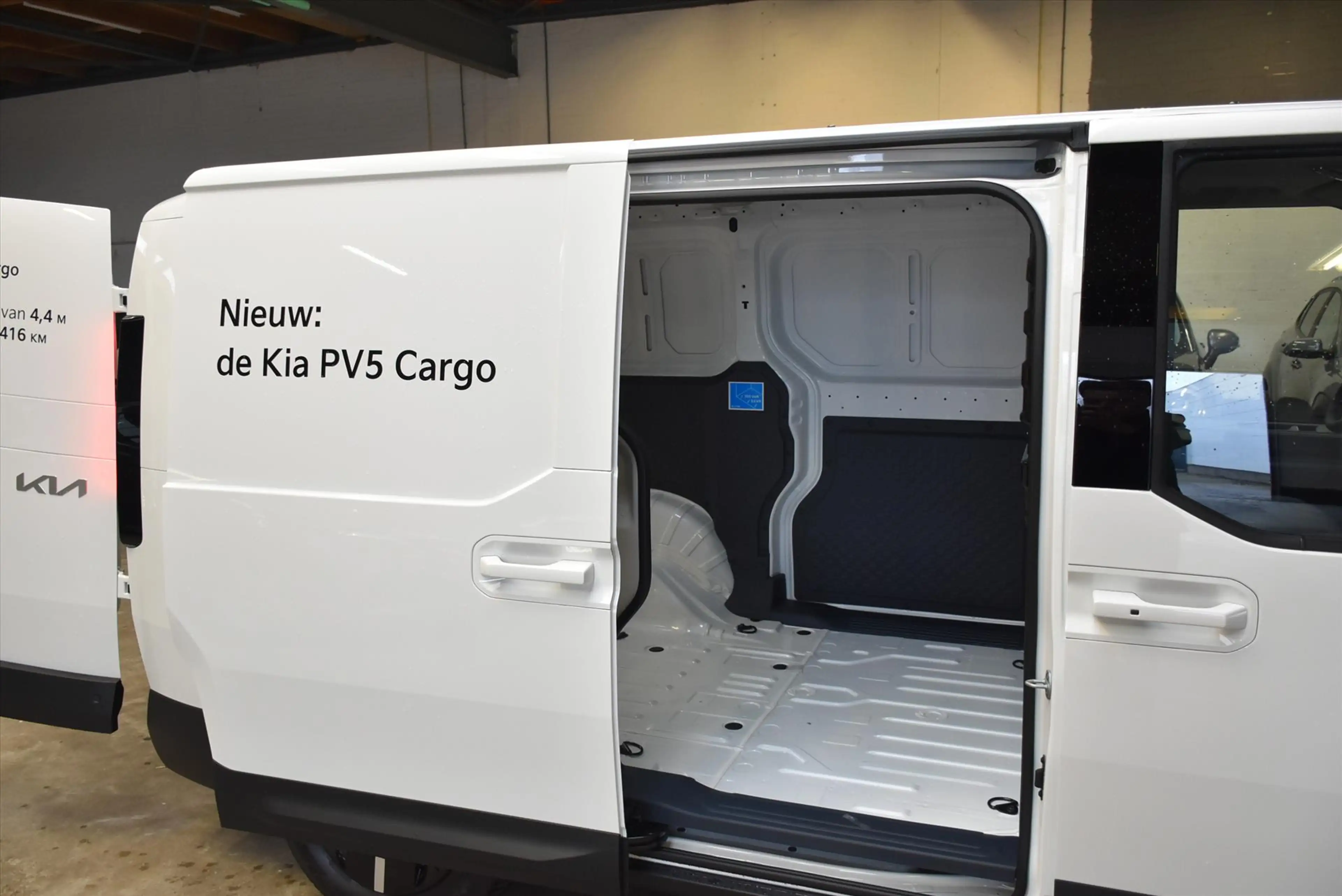Kia PV5 Cargo GB 71,2 kWh 163pk L2H1 Plus — photo 3