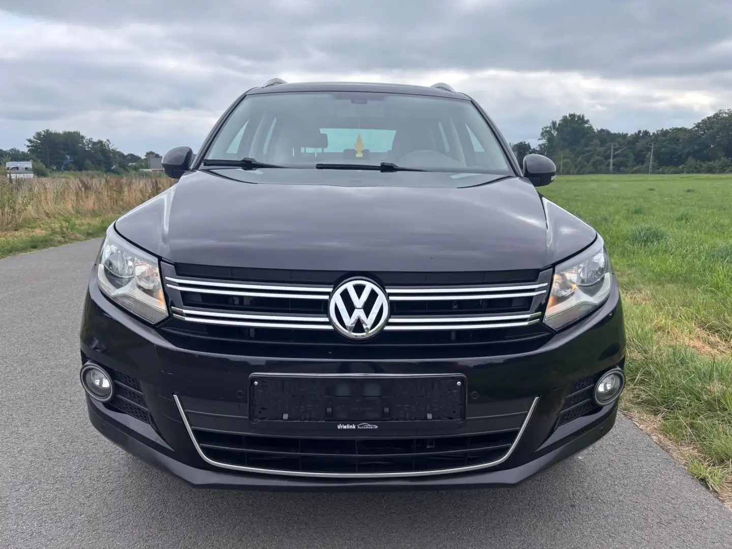 Volkswagen Tiguan 1,4 TSI Sport & Style-Navi-Eur5- Negro - 2