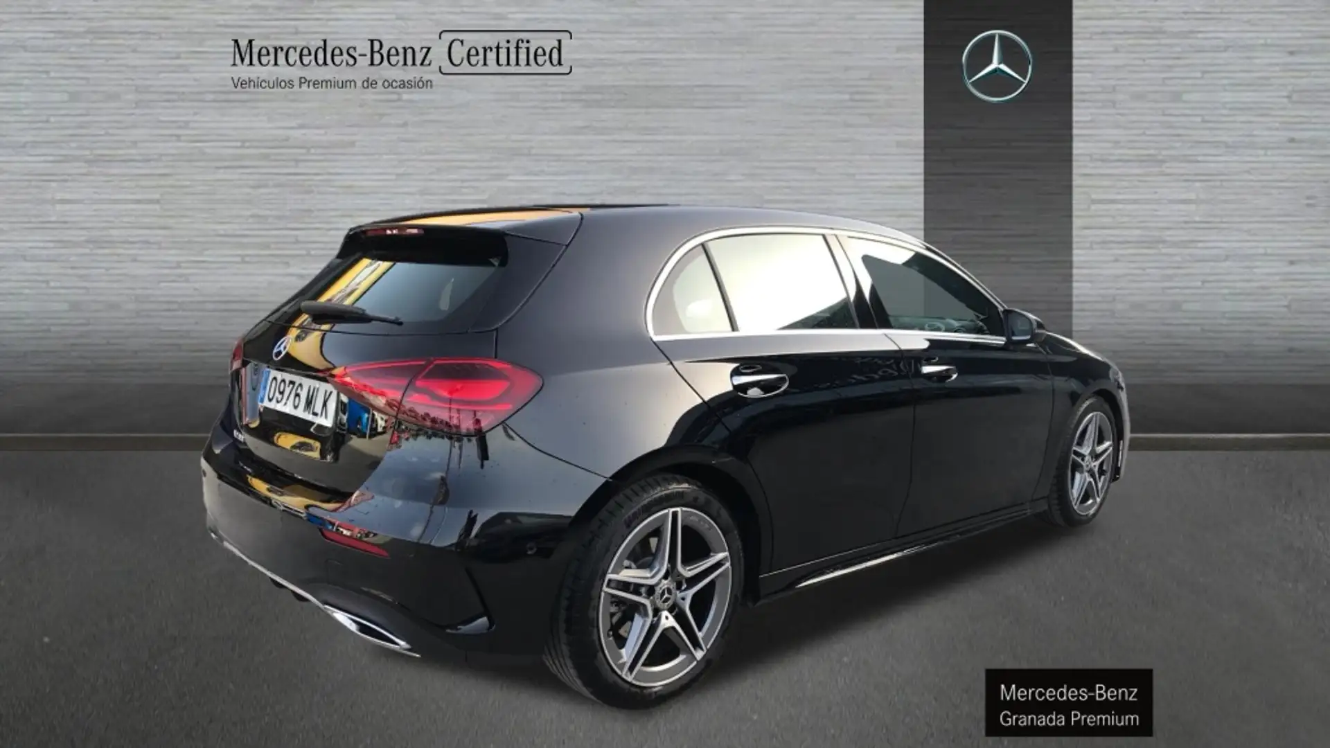 Mercedes-Benz A 200 -CLASS AMG LINE Zwart - 2