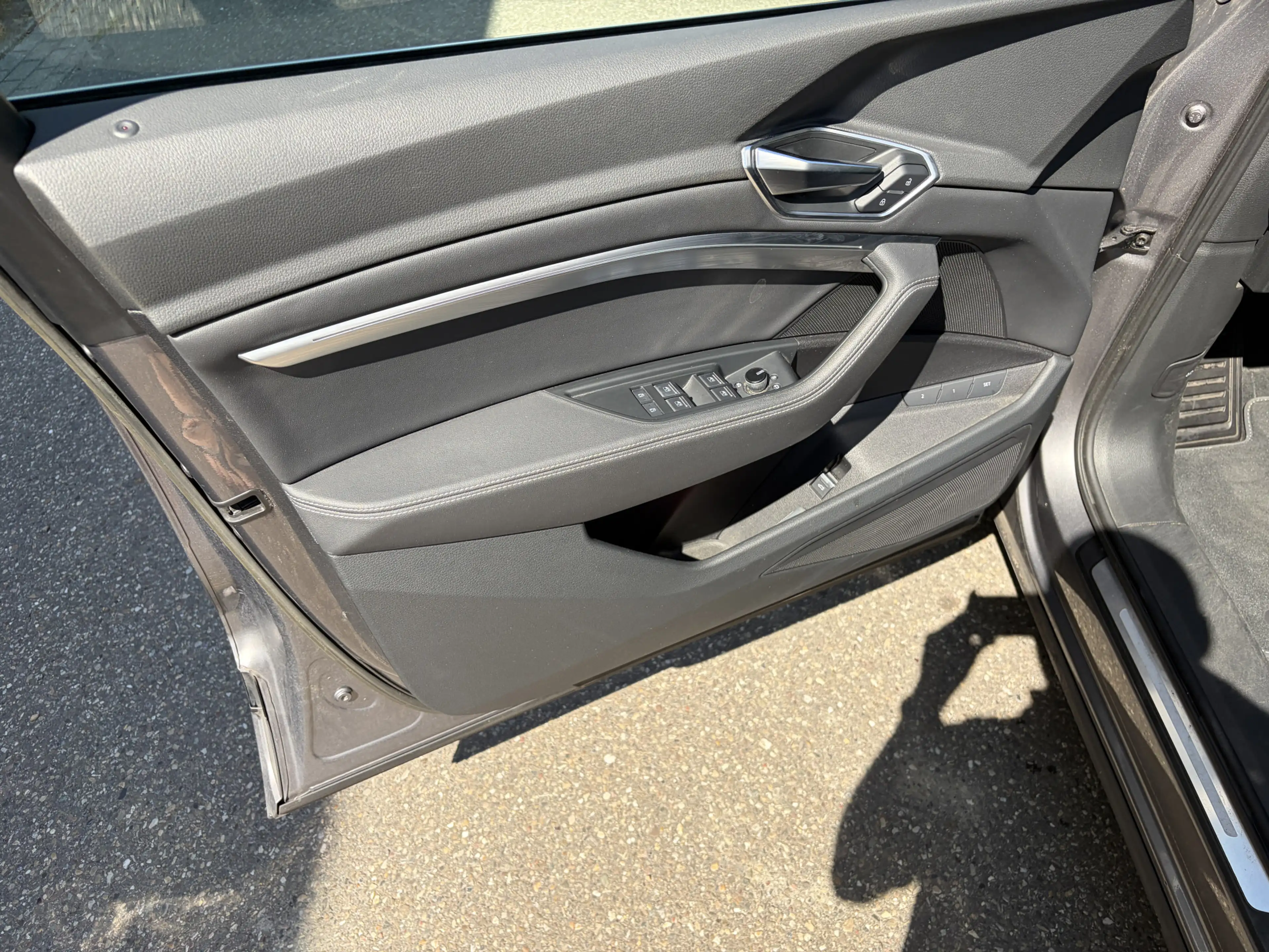 Audi e-tron 50 quattro Business edition Plus 71 kWh / PANORAMA — photo 6