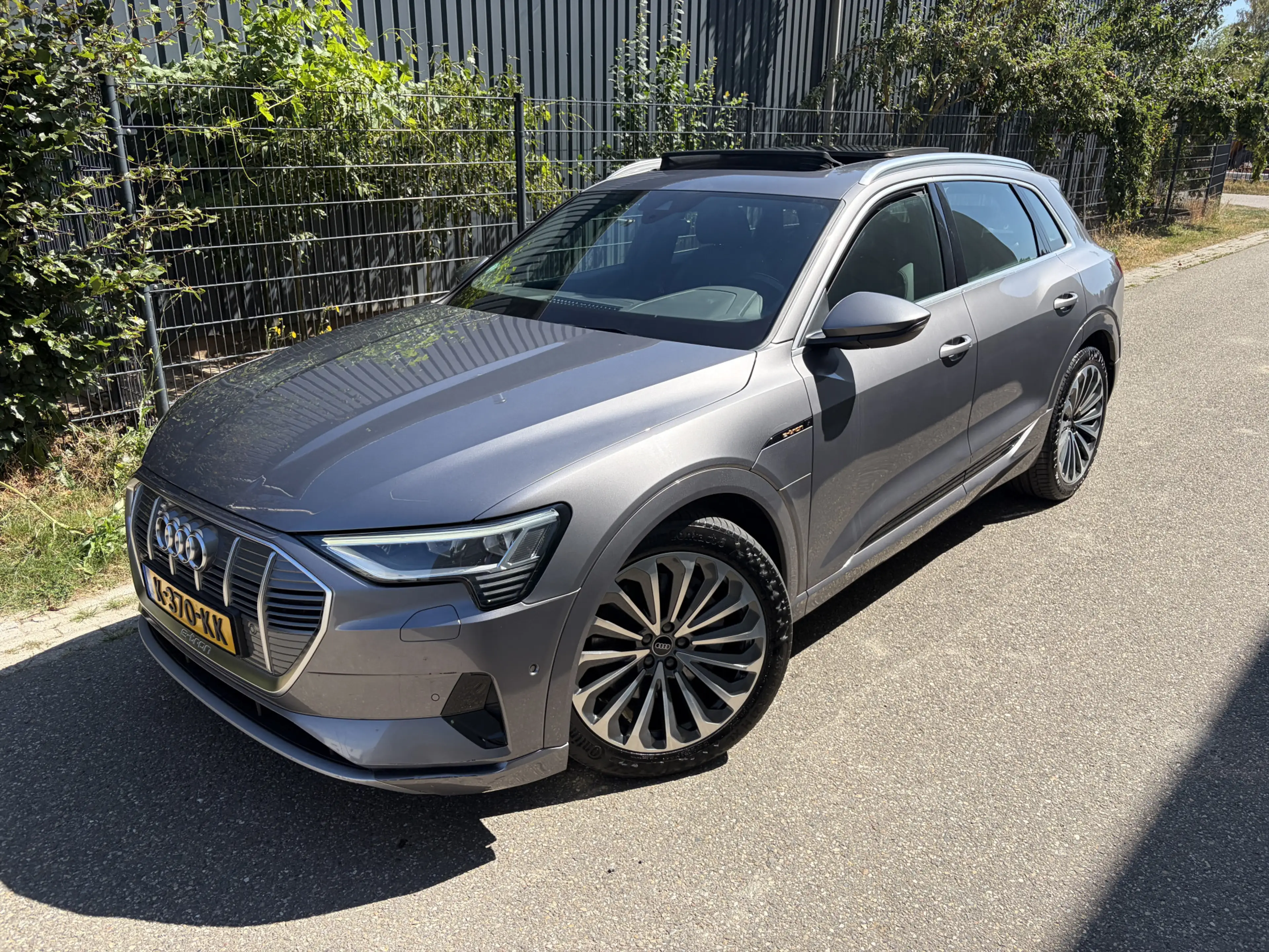 Audi e-tron 50 quattro Business edition Plus 71 kWh / PANORAMA — photo 2