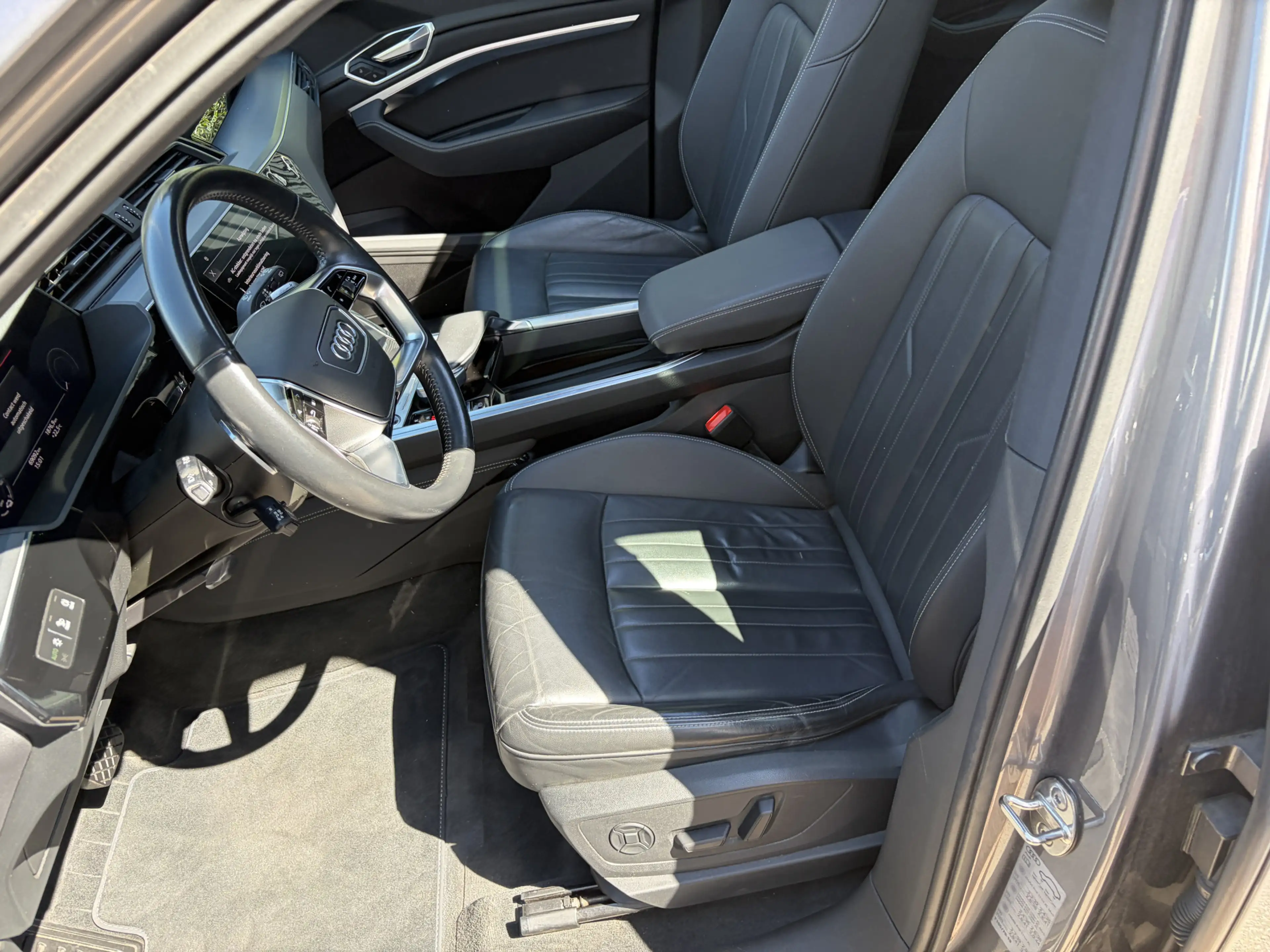 Audi e-tron 50 quattro Business edition Plus 71 kWh / PANORAMA — photo 8
