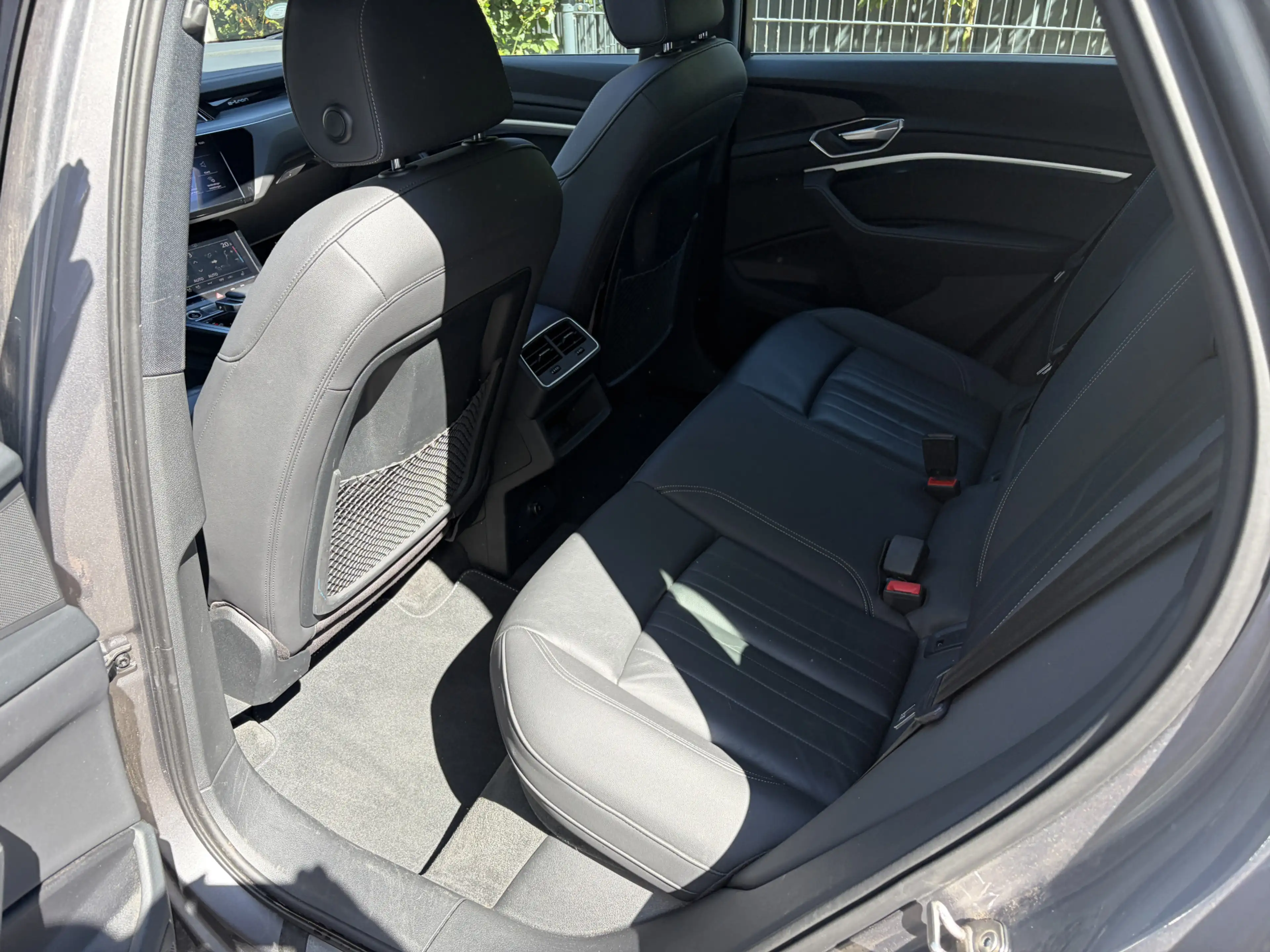 Audi e-tron 50 quattro Business edition Plus 71 kWh / PANORAMA — photo 4