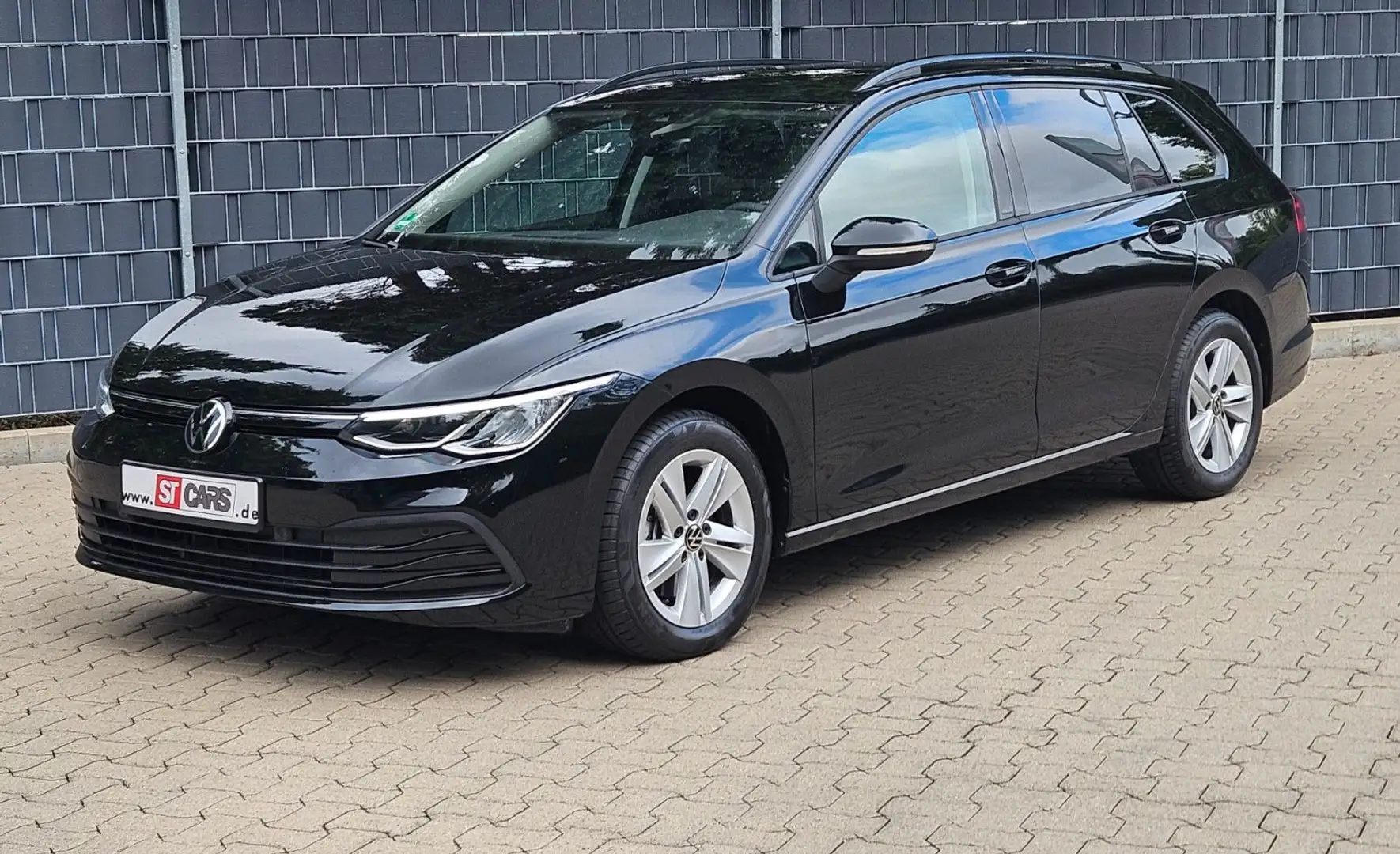 Volkswagen Golf VIII Variant Life 2.0 Zwart - 1