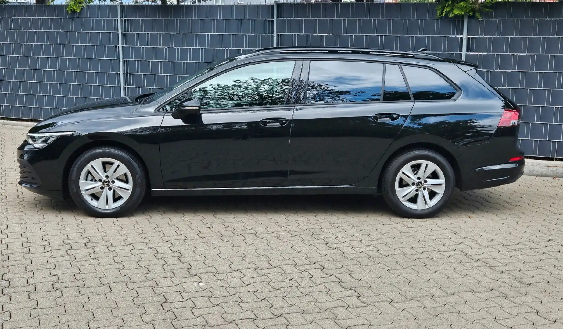 Volkswagen Golf VIII Variant Life 2.0 Zwart - 2