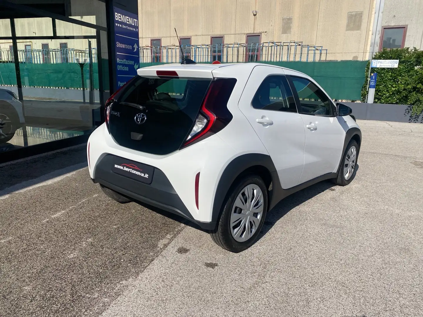 Toyota Aygo X Aygo X 1.0 VVT-i 72 CV 5 porte Active Weiß - 2