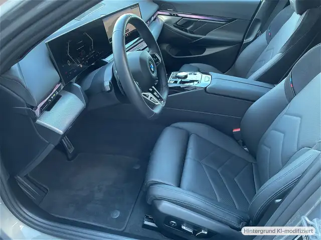 BMW 5 Series view 10