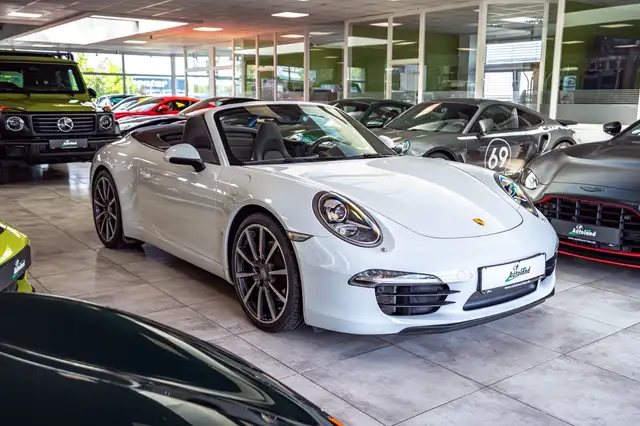 Porsche 991 view 3