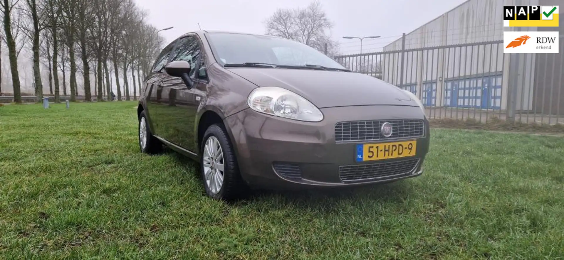 Fiat Grande Punto 1.4 Edizione Lusso ONDERHOUDBOEKJES AANWEZIG ORIGI Bruin - 1
