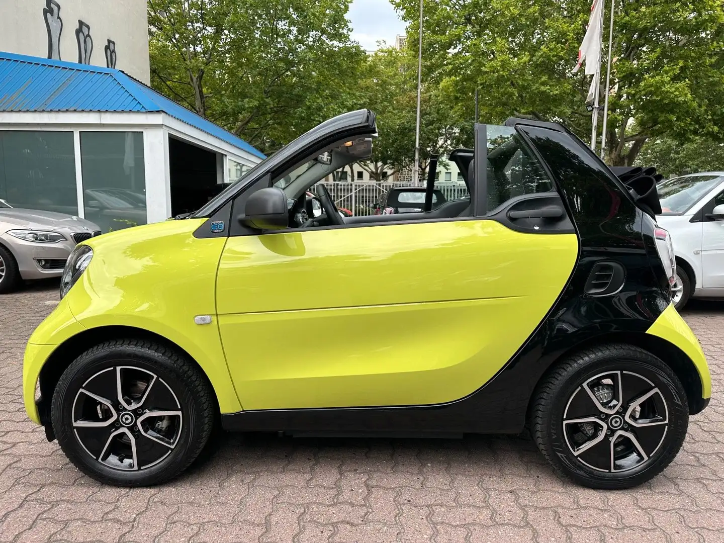 smart forTwo fortwo Cabrio EQ*EXCL*60kW*JBL*KAM*22kW Schwarz - 2