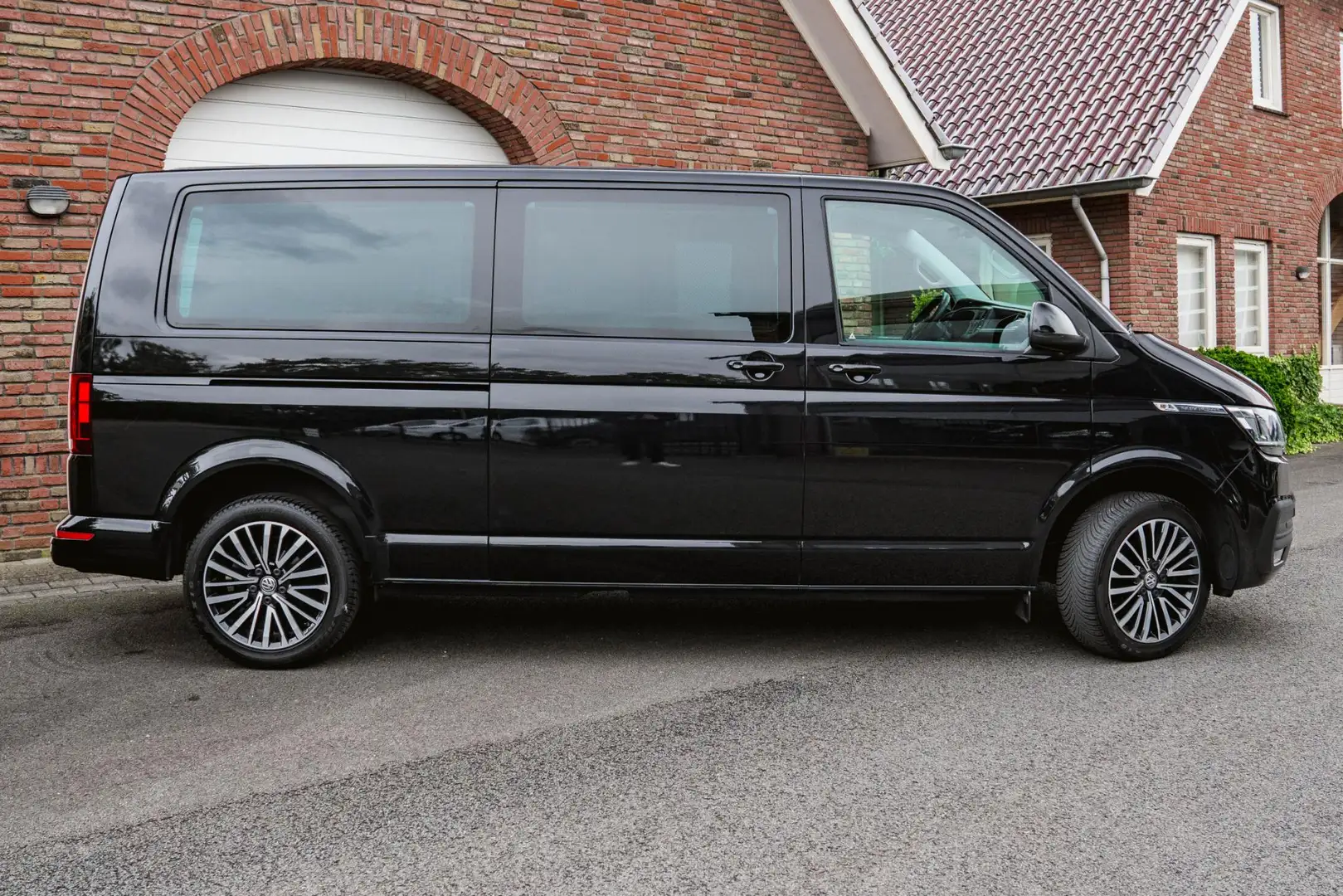 Volkswagen T6.1 Transporter CARAVELLE 150pk DSG DC Elektrische schuifdeur Zwart - 2