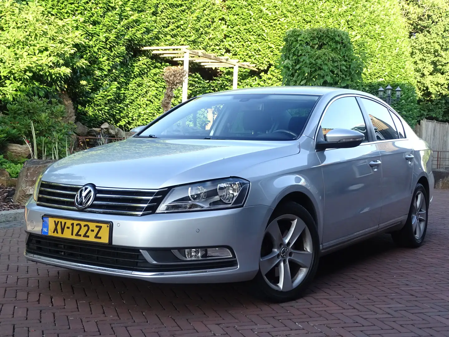 Volkswagen Passat 1.4 TSI 2de eig. Weinig km. Navi. i.z.g.st. Grijs - 1