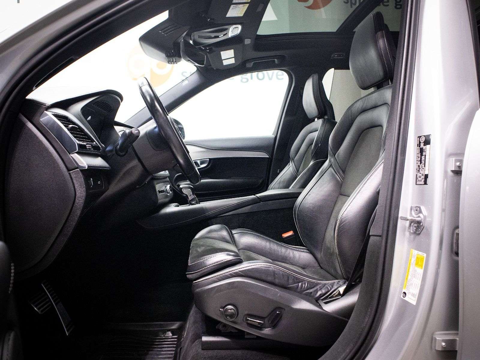 2021 Volvo XC90 R-Design: AWD, Panoramic Moonroof, Front/Rear Heat thumb 11