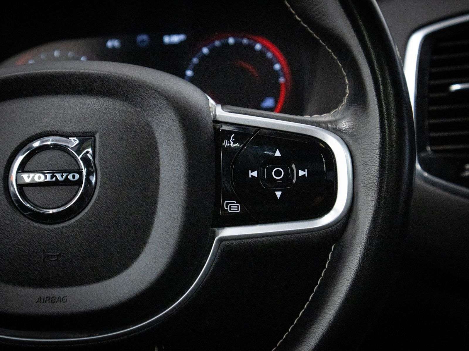 2021 Volvo XC90 R-Design: AWD, Panoramic Moonroof, Front/Rear Heat thumb 22