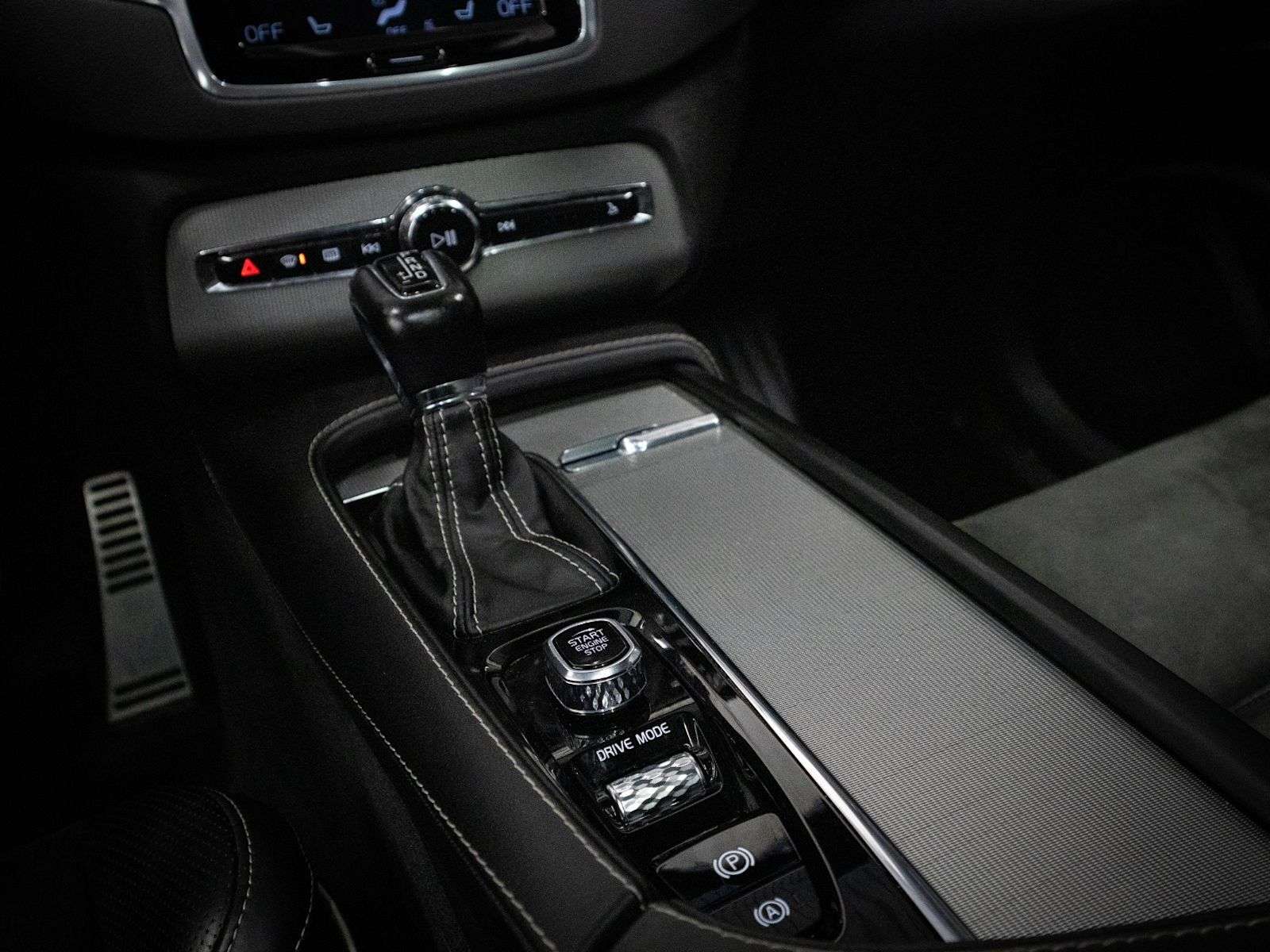 2021 Volvo XC90 R-Design: AWD, Panoramic Moonroof, Front/Rear Heat thumb 24