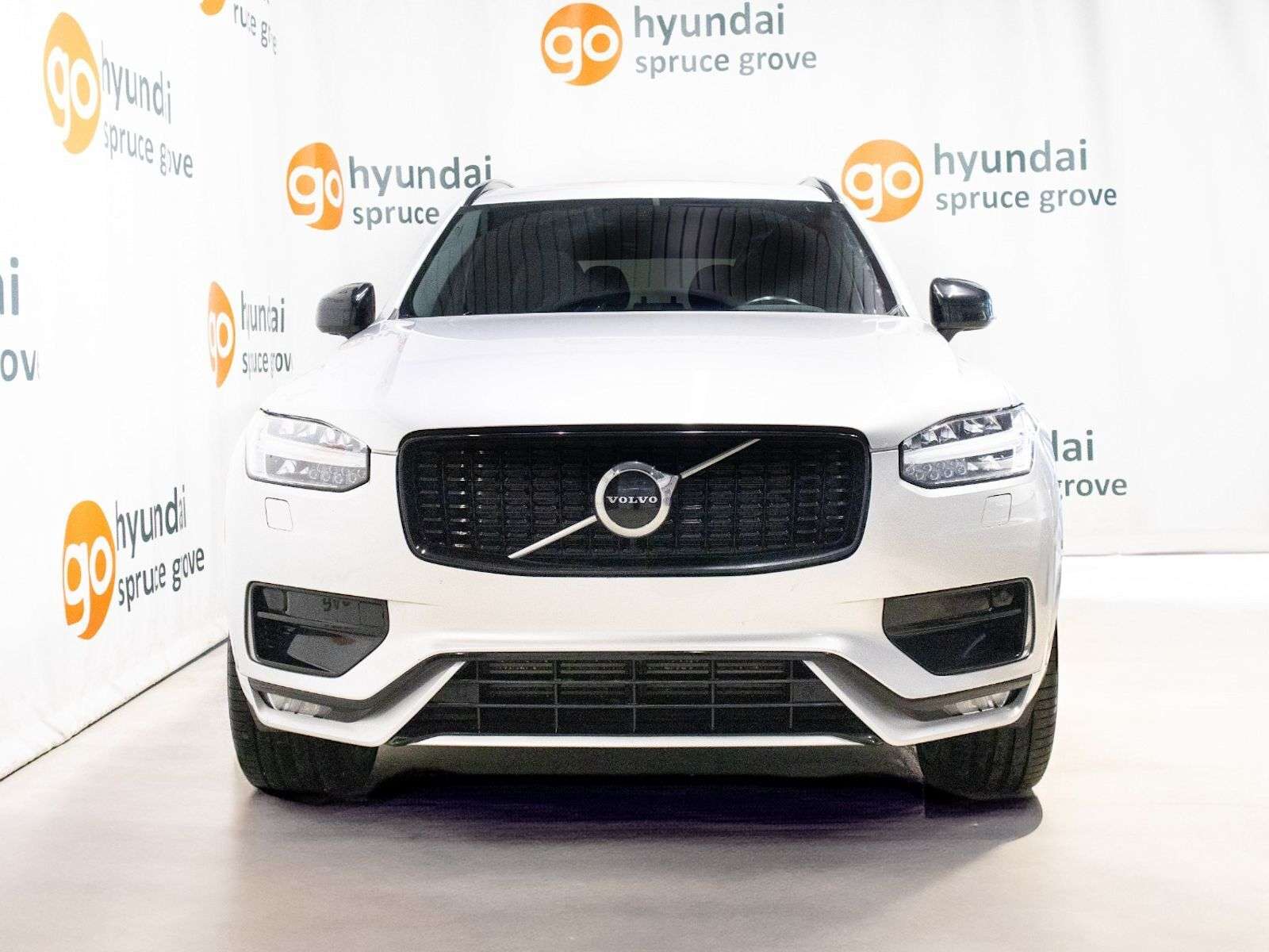 2021 Volvo XC90 R-Design: AWD, Panoramic Moonroof, Front/Rear Heat alt 2