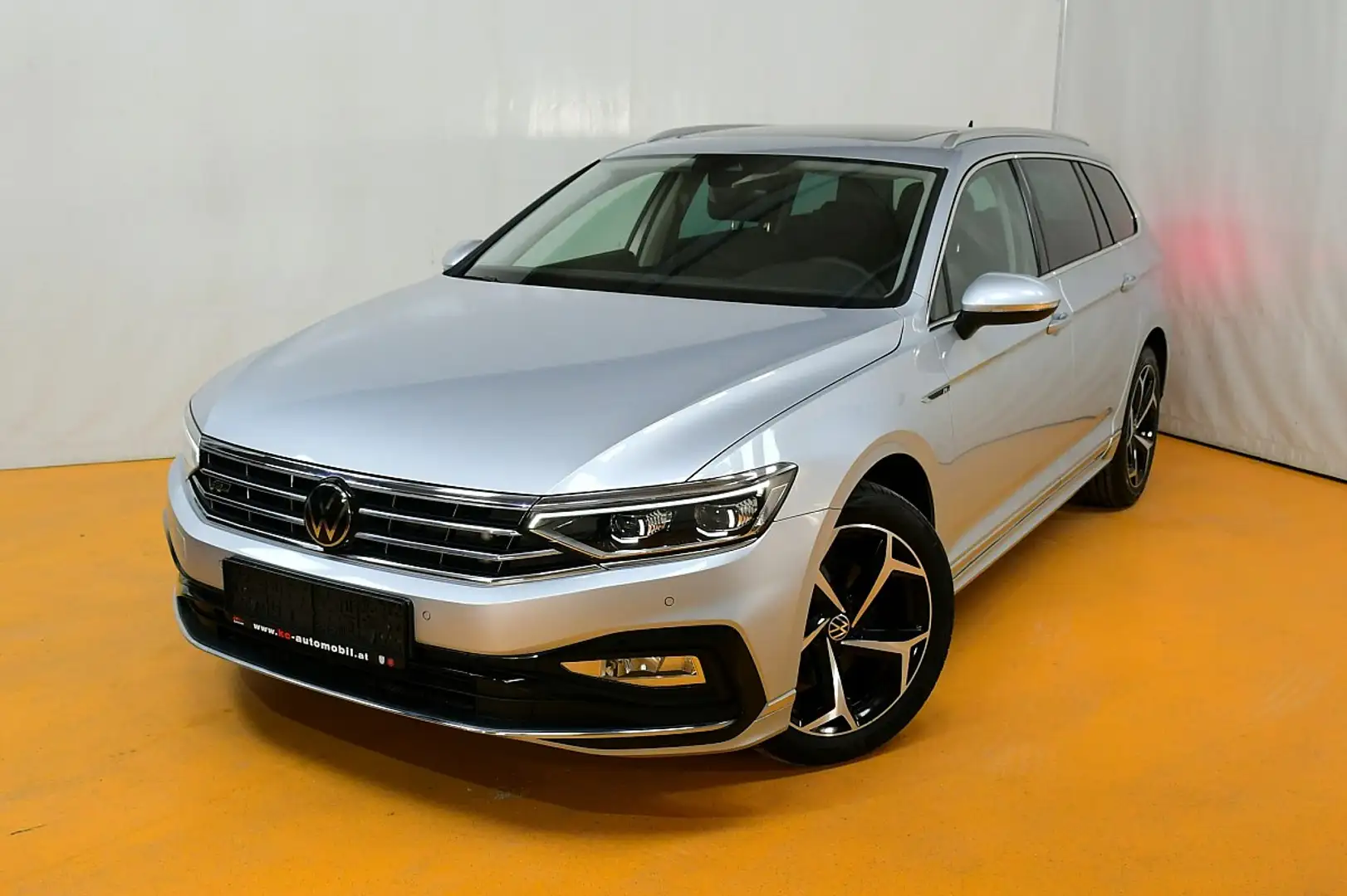 Volkswagen Passat Variant Elegance 2,0 SCR TDI DSG R-Line Silber - 1