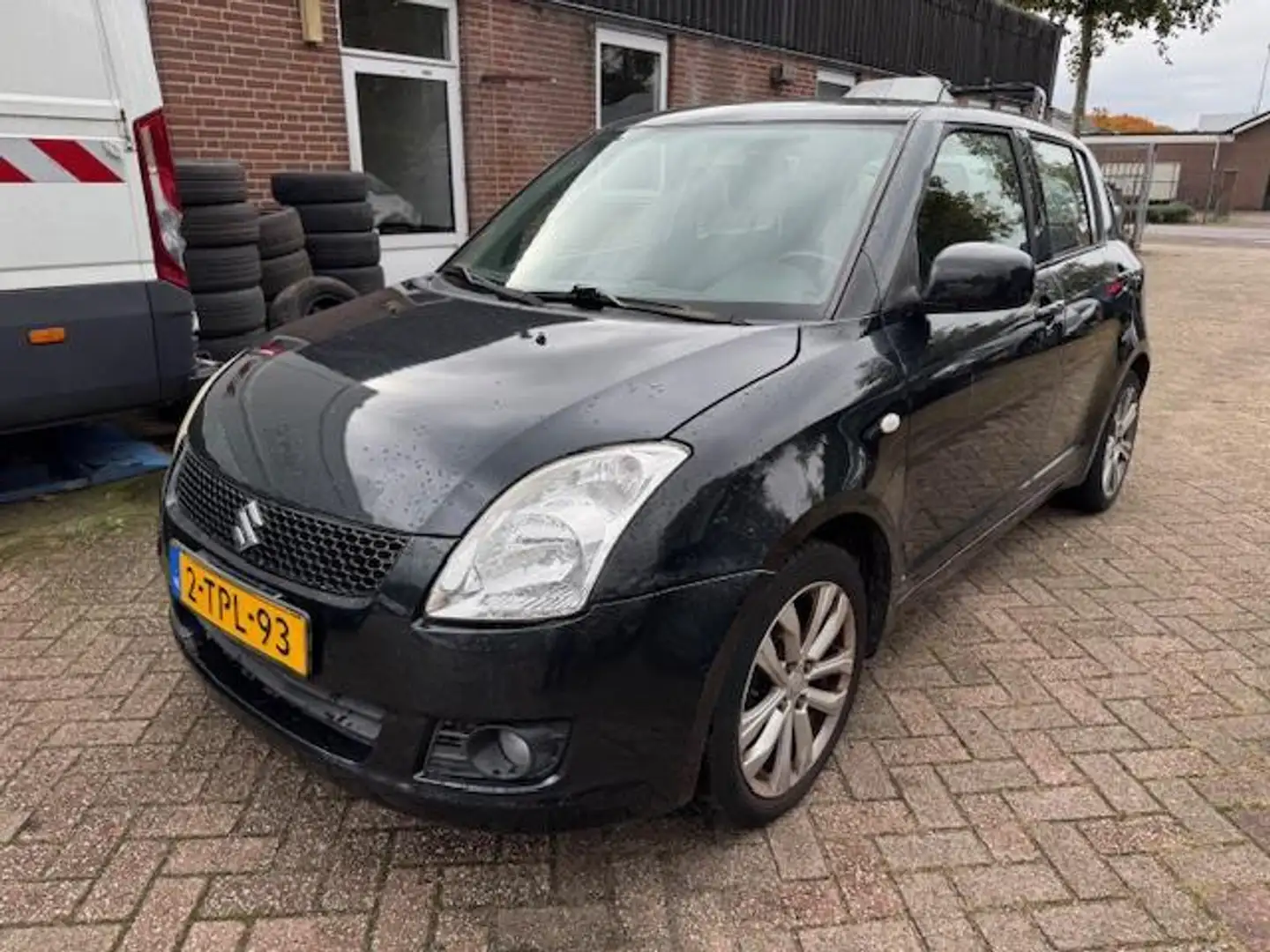 Suzuki Swift 1.3 Base,airco,lm velgen,navigatie,KOPPELING Slech Zwart - 1