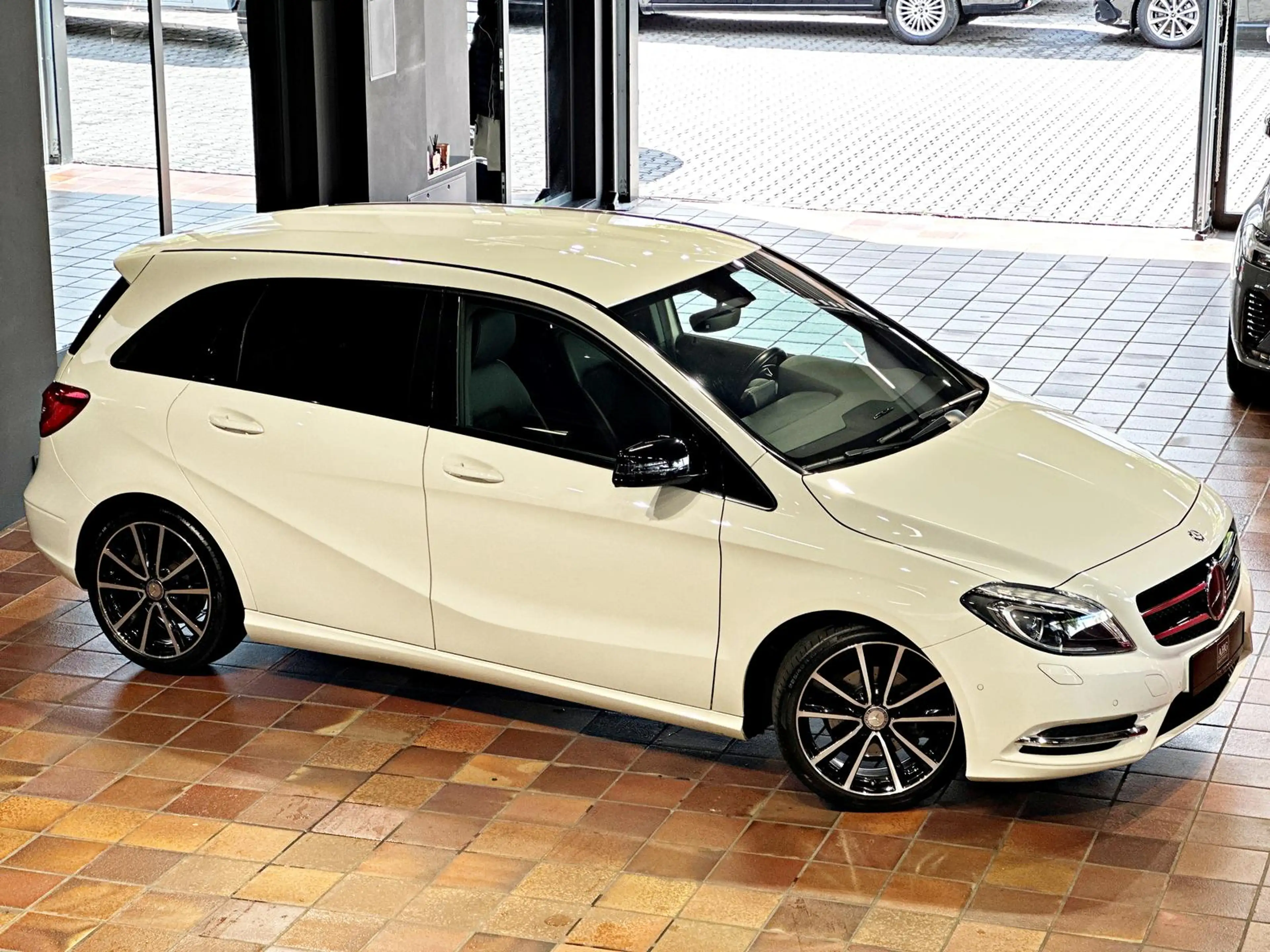 Mercedes-Benz B 180 AMG SPORTPAKET NIGHTPAKET SHZ 18"LM 1.HAND — photo 13