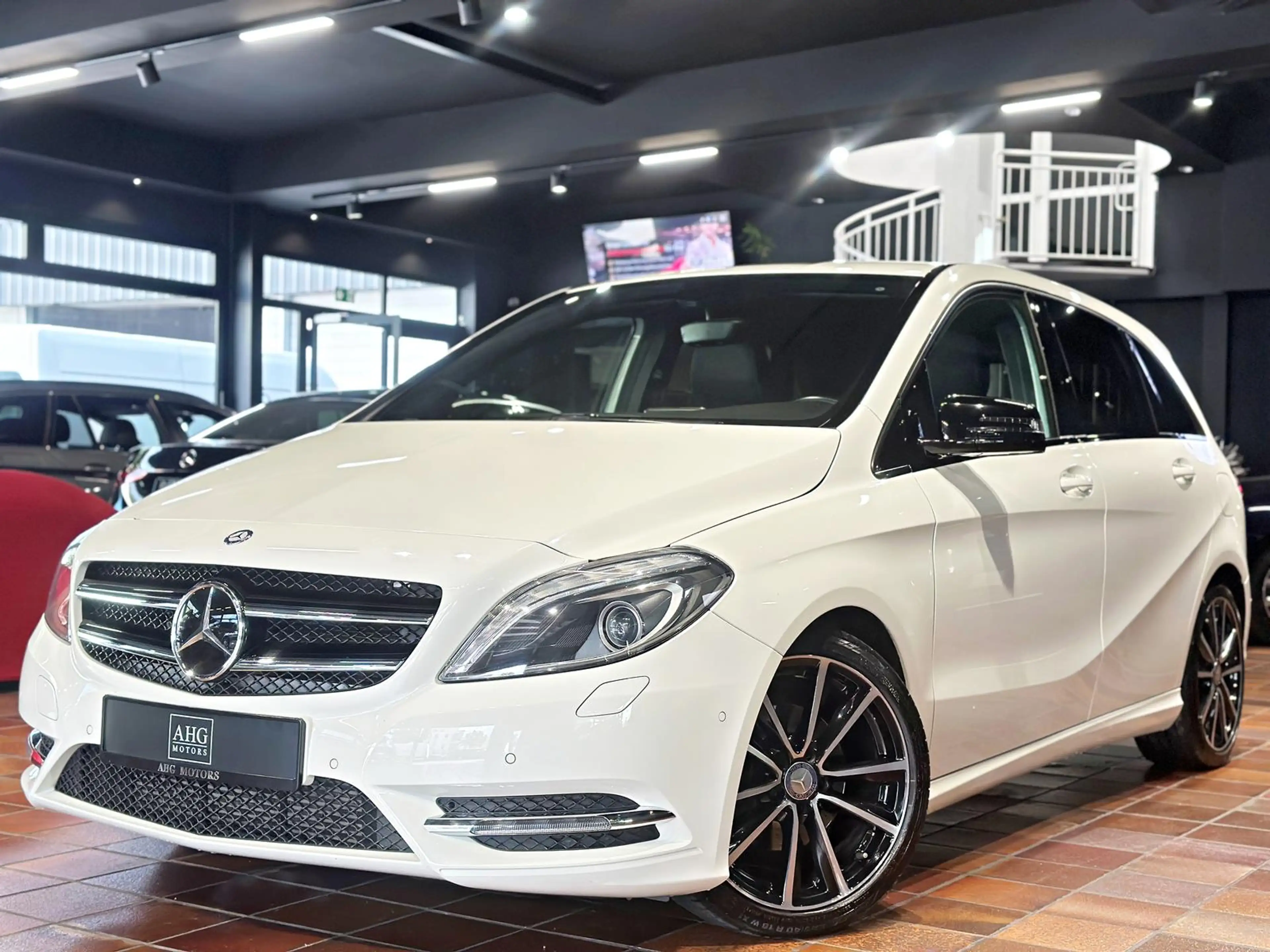 Mercedes-Benz B 180 AMG SPORTPAKET NIGHTPAKET SHZ 18"LM 1.HAND