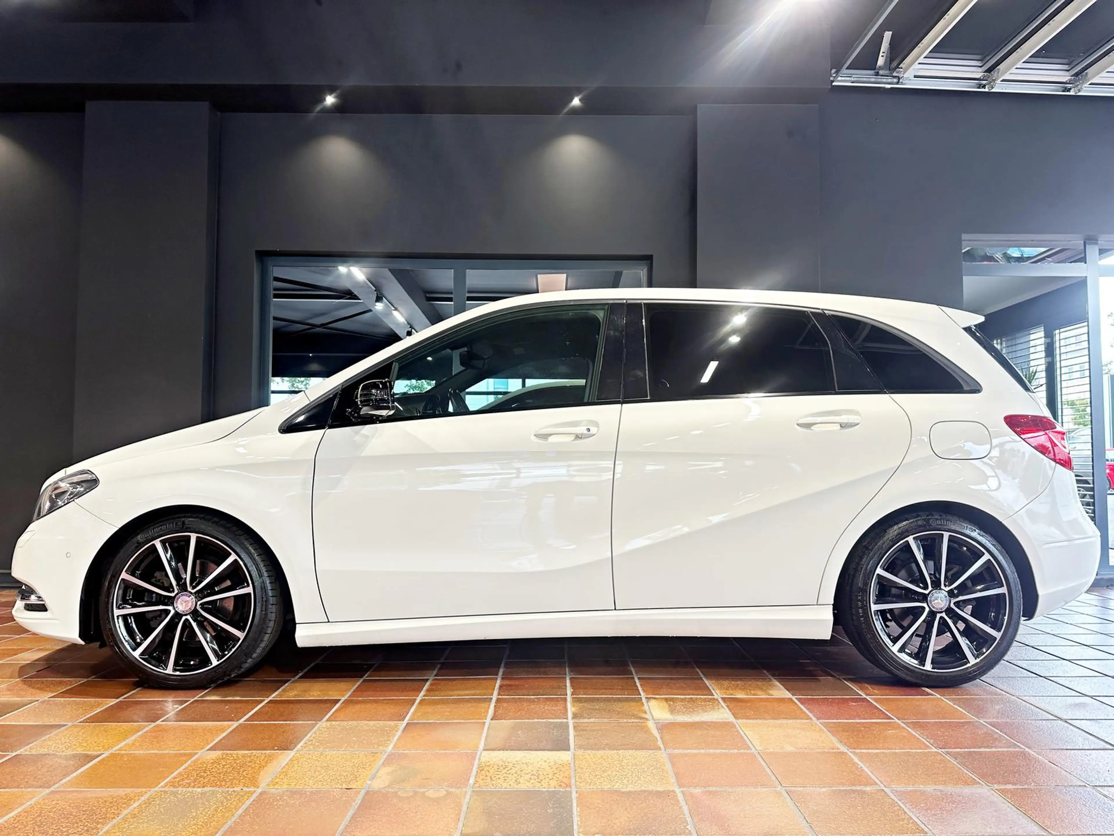Mercedes-Benz B 180 AMG SPORTPAKET NIGHTPAKET SHZ 18"LM 1.HAND — photo 2