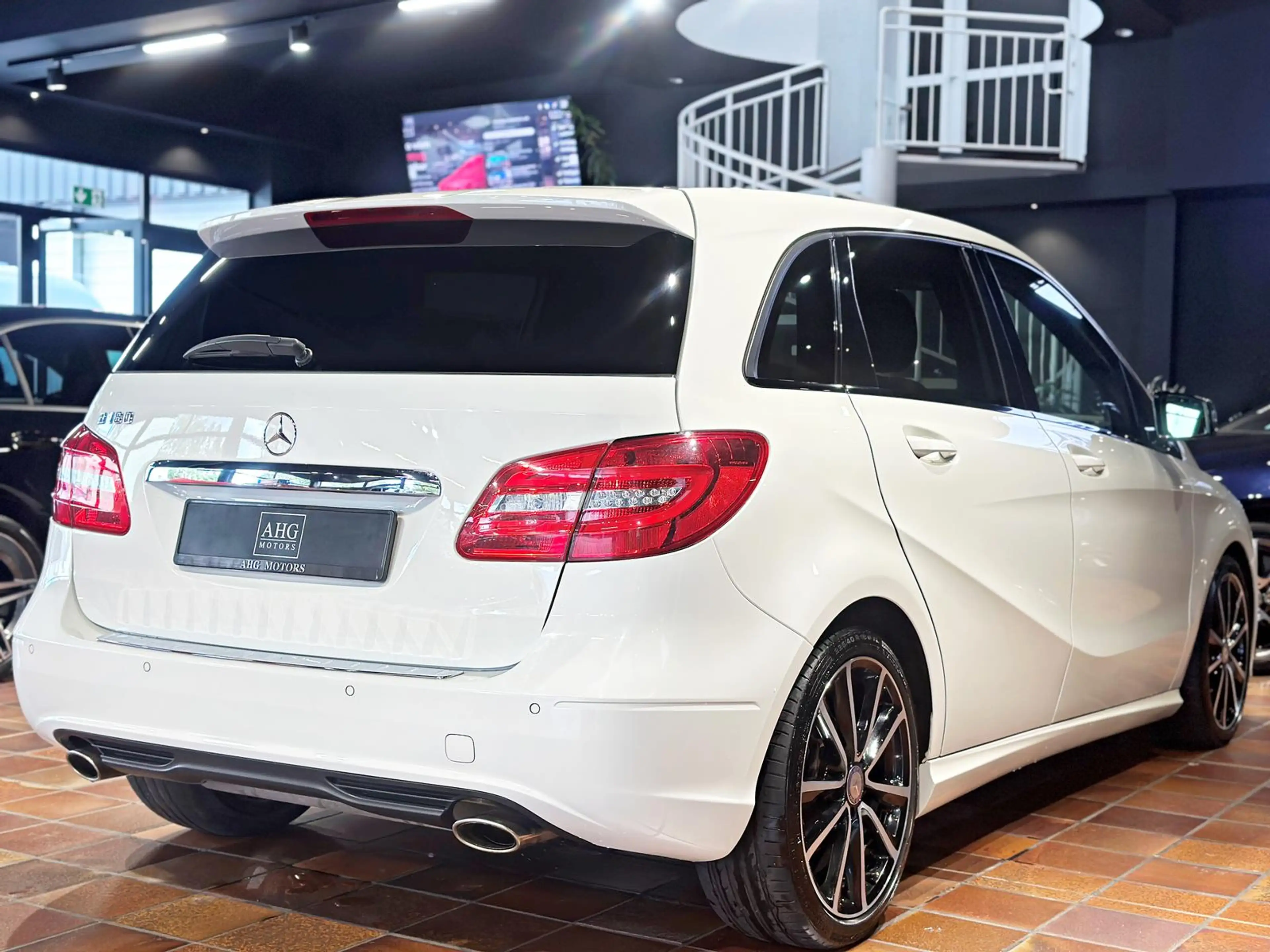 Mercedes-Benz B 180 AMG SPORTPAKET NIGHTPAKET SHZ 18"LM 1.HAND — photo 9