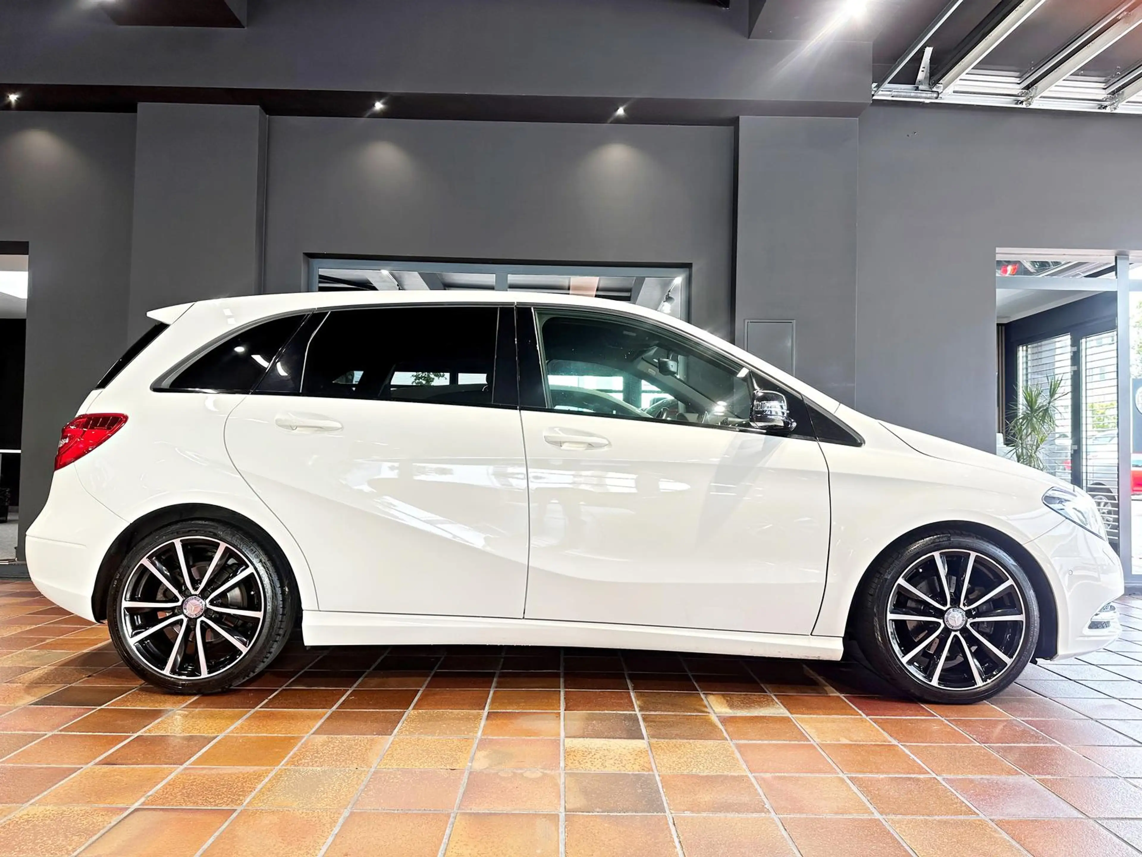 Mercedes-Benz B 180 AMG SPORTPAKET NIGHTPAKET SHZ 18"LM 1.HAND — photo 10