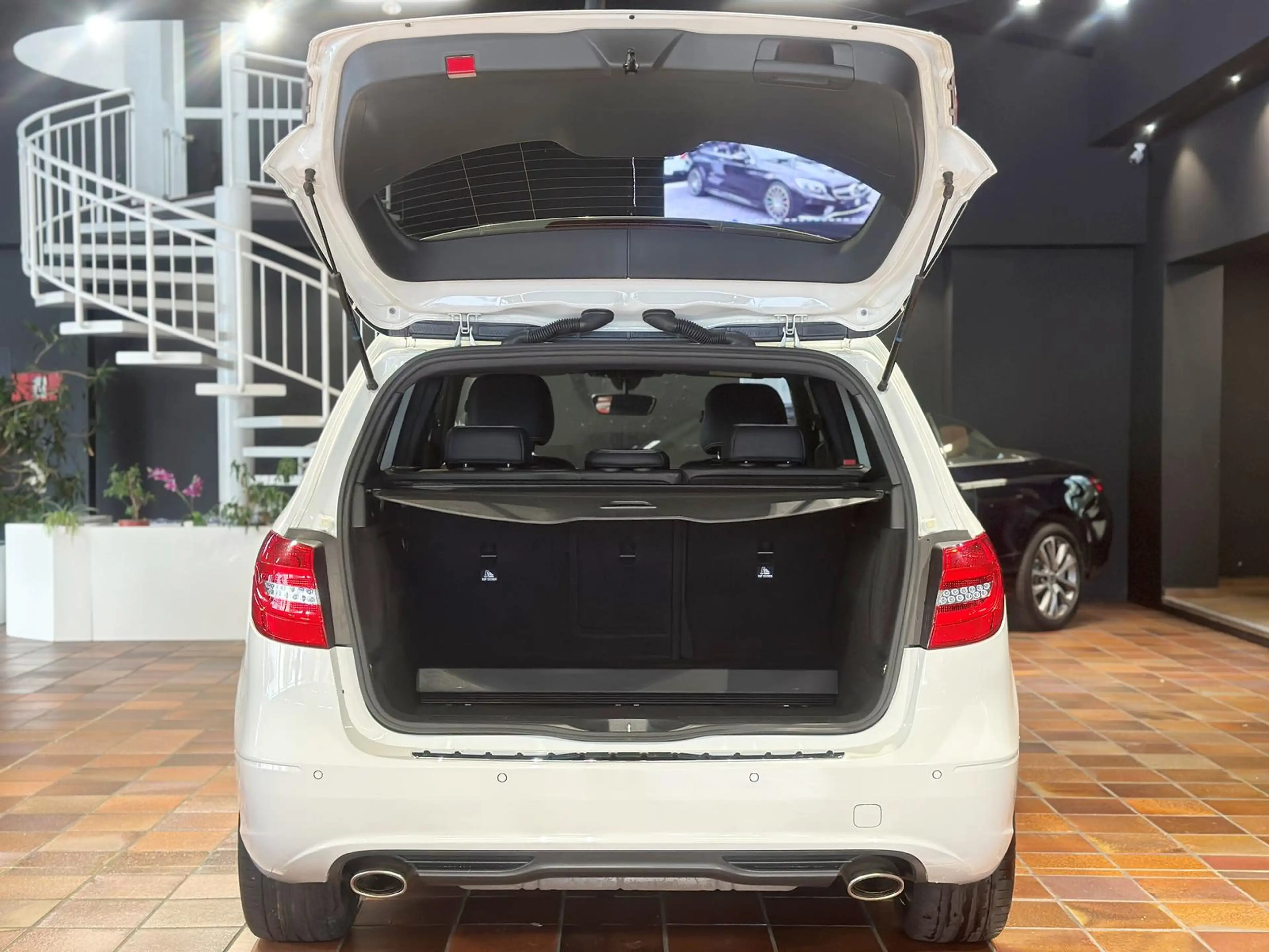 Mercedes-Benz B 180 AMG SPORTPAKET NIGHTPAKET SHZ 18"LM 1.HAND — photo 5