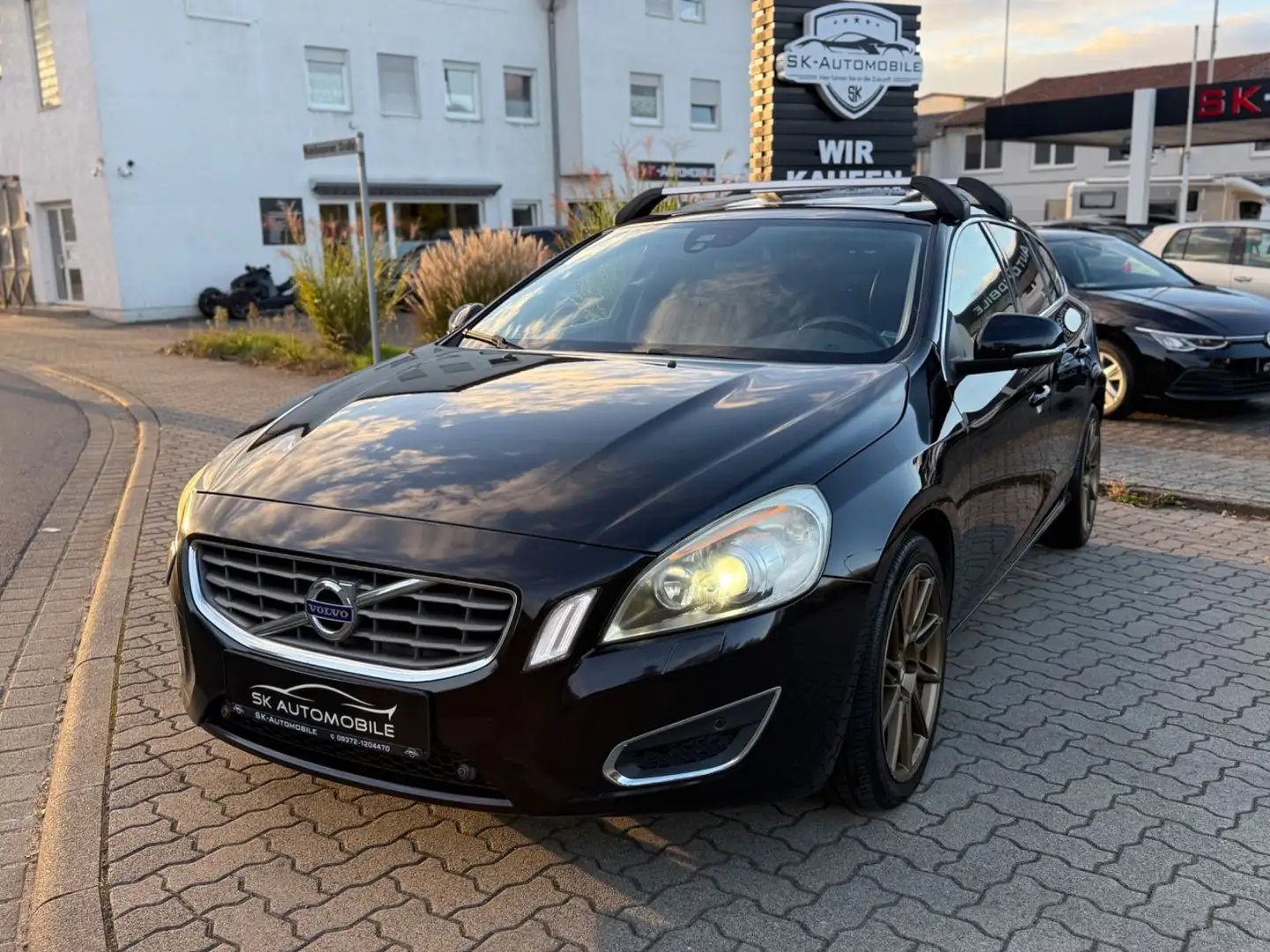 Volvo V60 Kombi Summum XENON-NAVI-KAMERA-AUTOMATIK-SHZ Zwart - 2