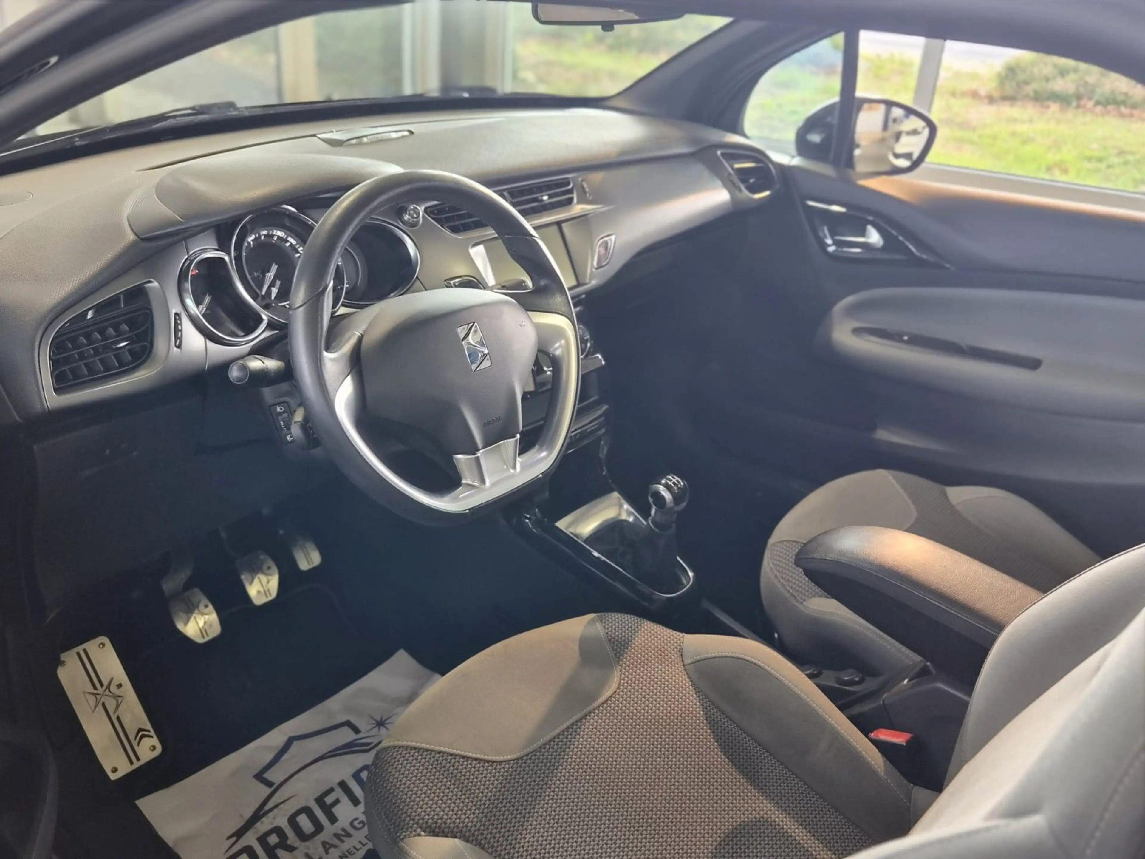 Citroen DS3 Cabrio So Paris* Wenig Km* Allwetterreifen — photo 13