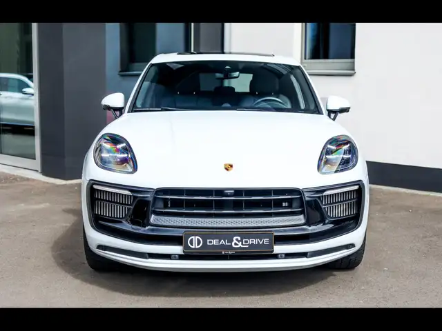 Porsche Macan view 3