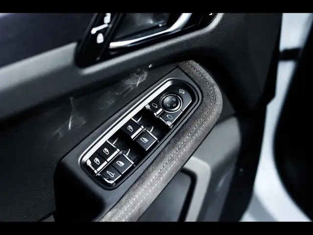 Porsche Macan view 13