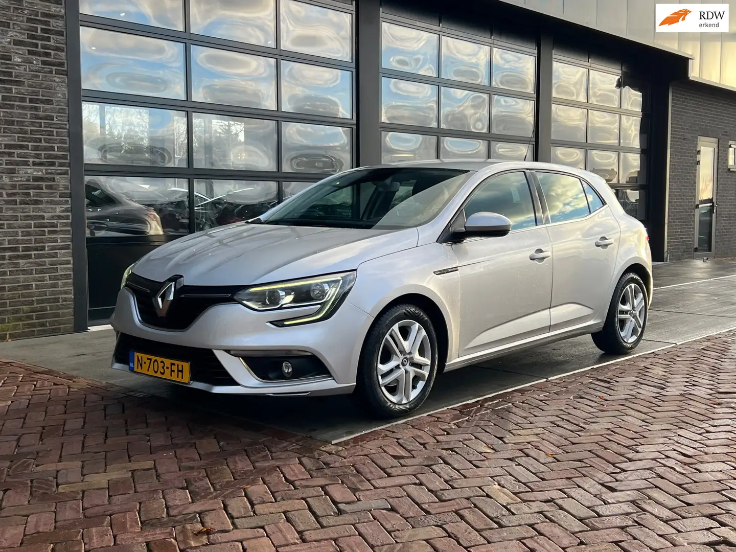 Renault Megane 1.5 dCi Eco2 Zen | Navi | Clima | Cruise | PDC | Gris - 1