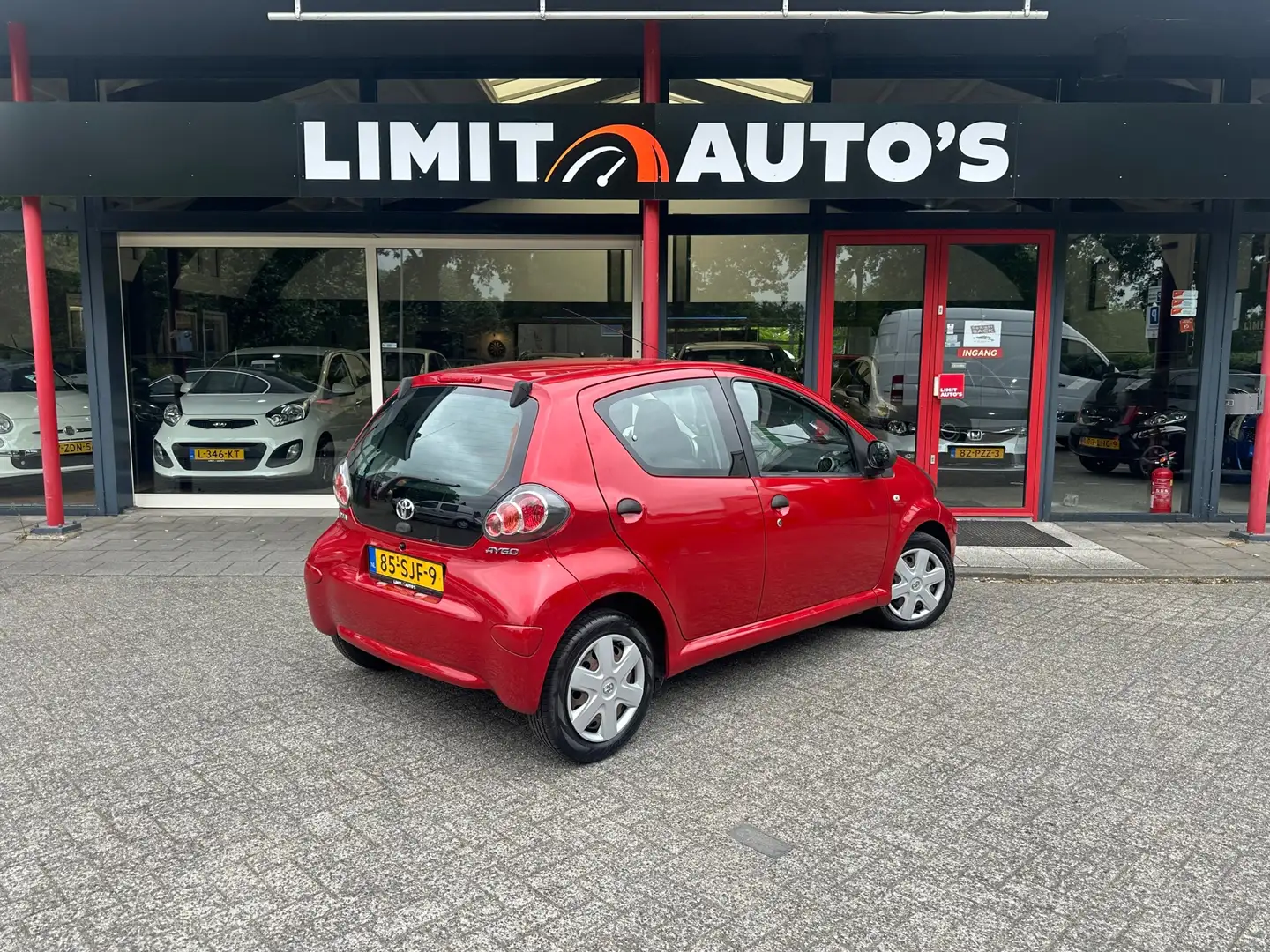 Toyota Aygo 1.0-12V Now Airco/El.ramen/5drs/Nap/Apk Rood - 2