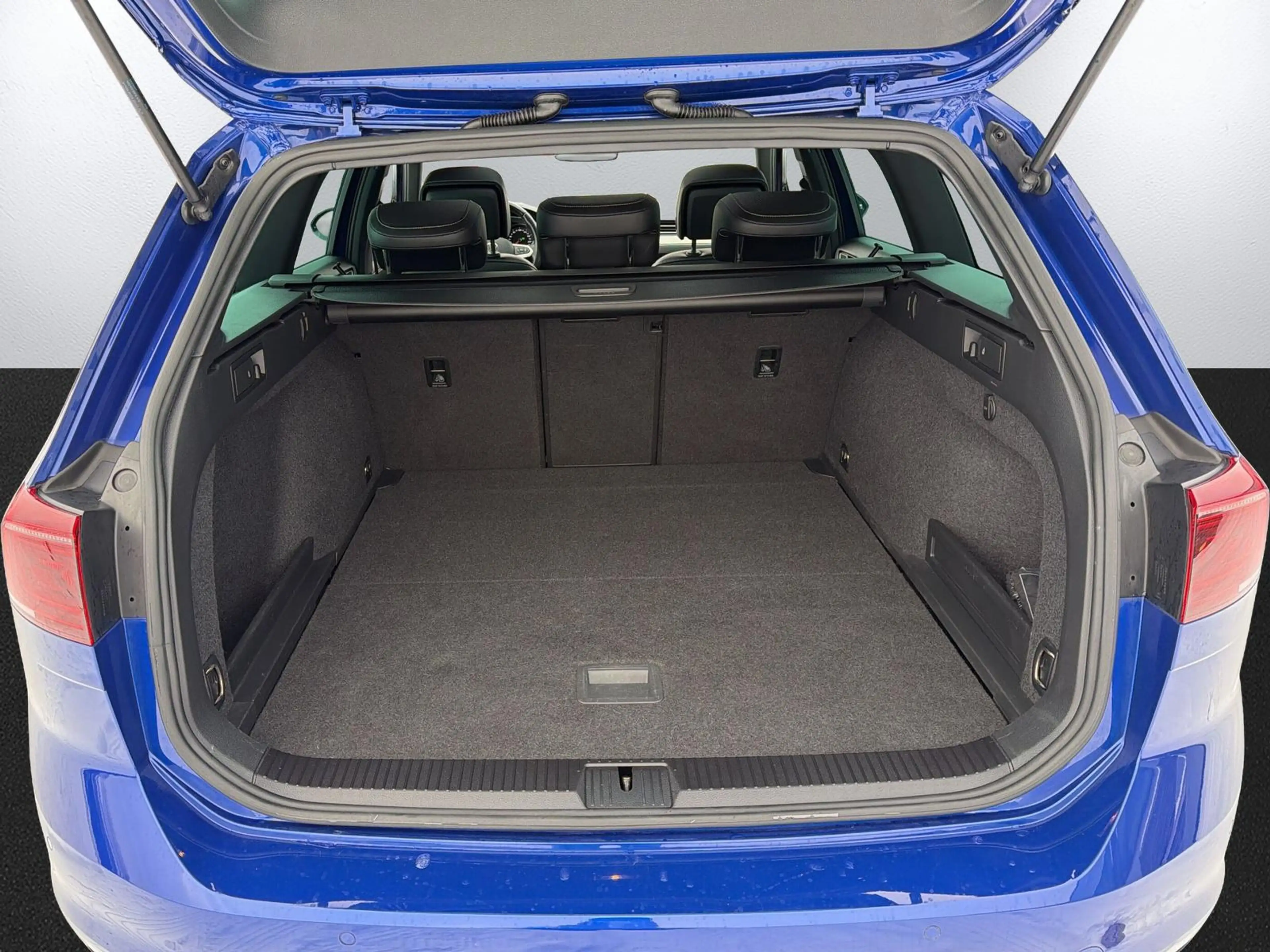 Volkswagen Passat Variant 3x R-Line*Pano*360*Elegance*Matrix — photo 11