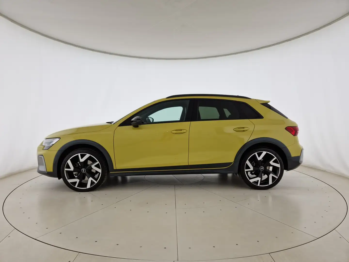 Audi A3 allstreet 35 1.5 tfsi mhev identity contrast s-tro Giallo - 2