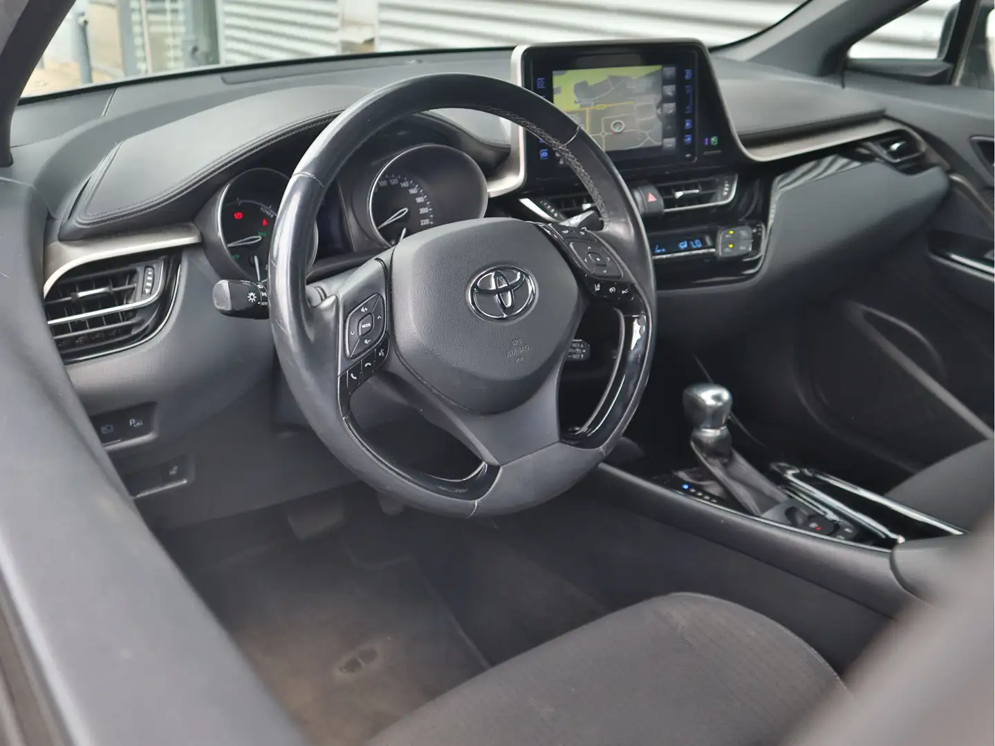 Toyota C-HR 1.8 Hybrid Bi-Tone | Navigatie | Stoelverwarming | Szary - 2