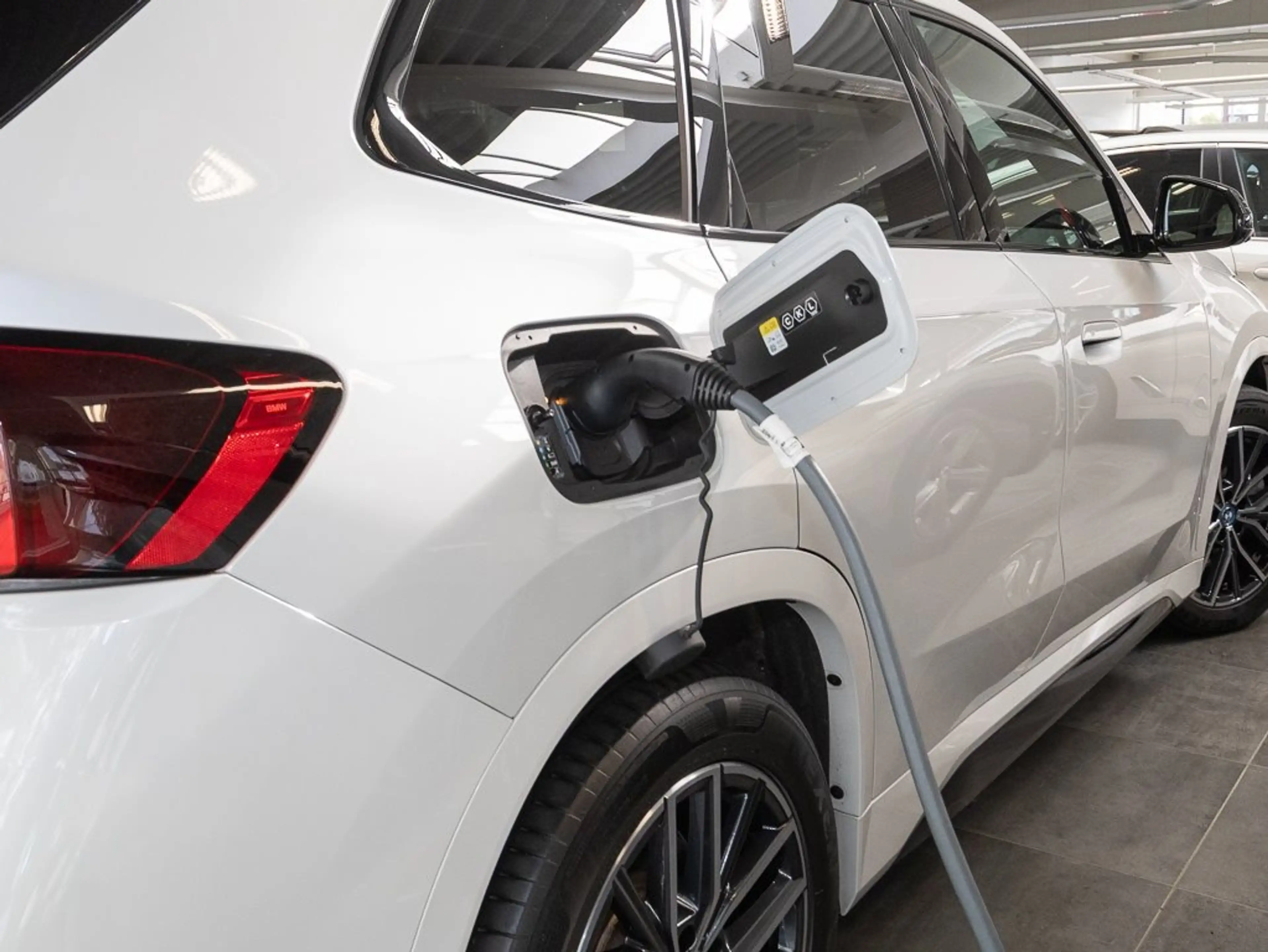 BMW iX1 xDrive30 M Sport HUD PANO ACC AHK RFK NAVI — photo 3