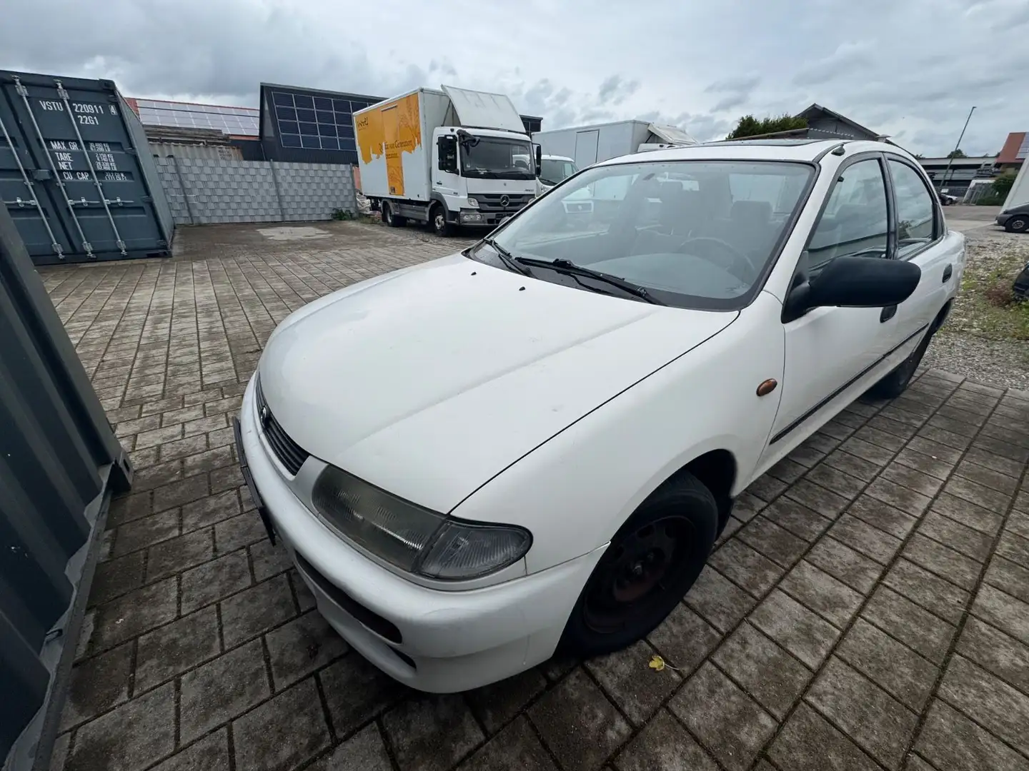 Mazda 323 Blanc - 1