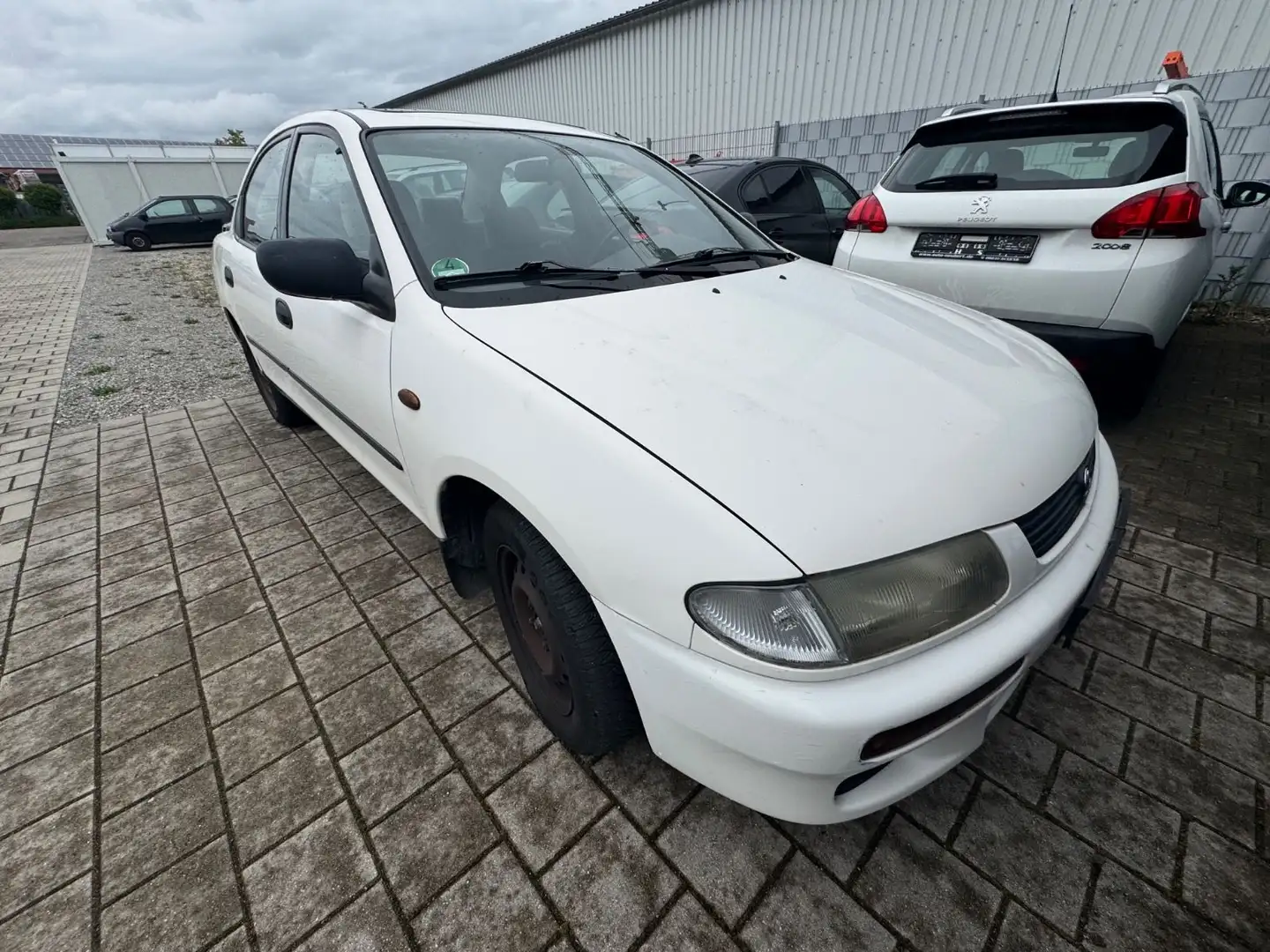 Mazda 323 bijela - 2