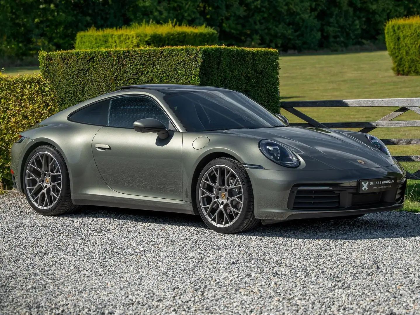 Porsche 992 Carrera Coupe - Aventurine Green Verde - 1