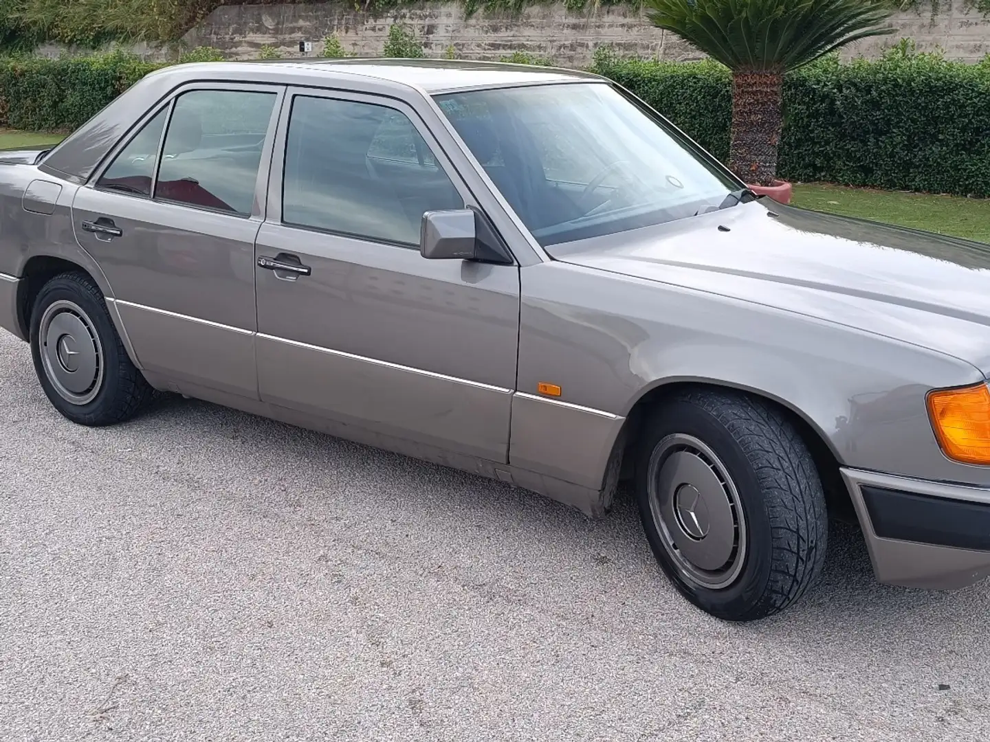 Mercedes-Benz 200 - 1