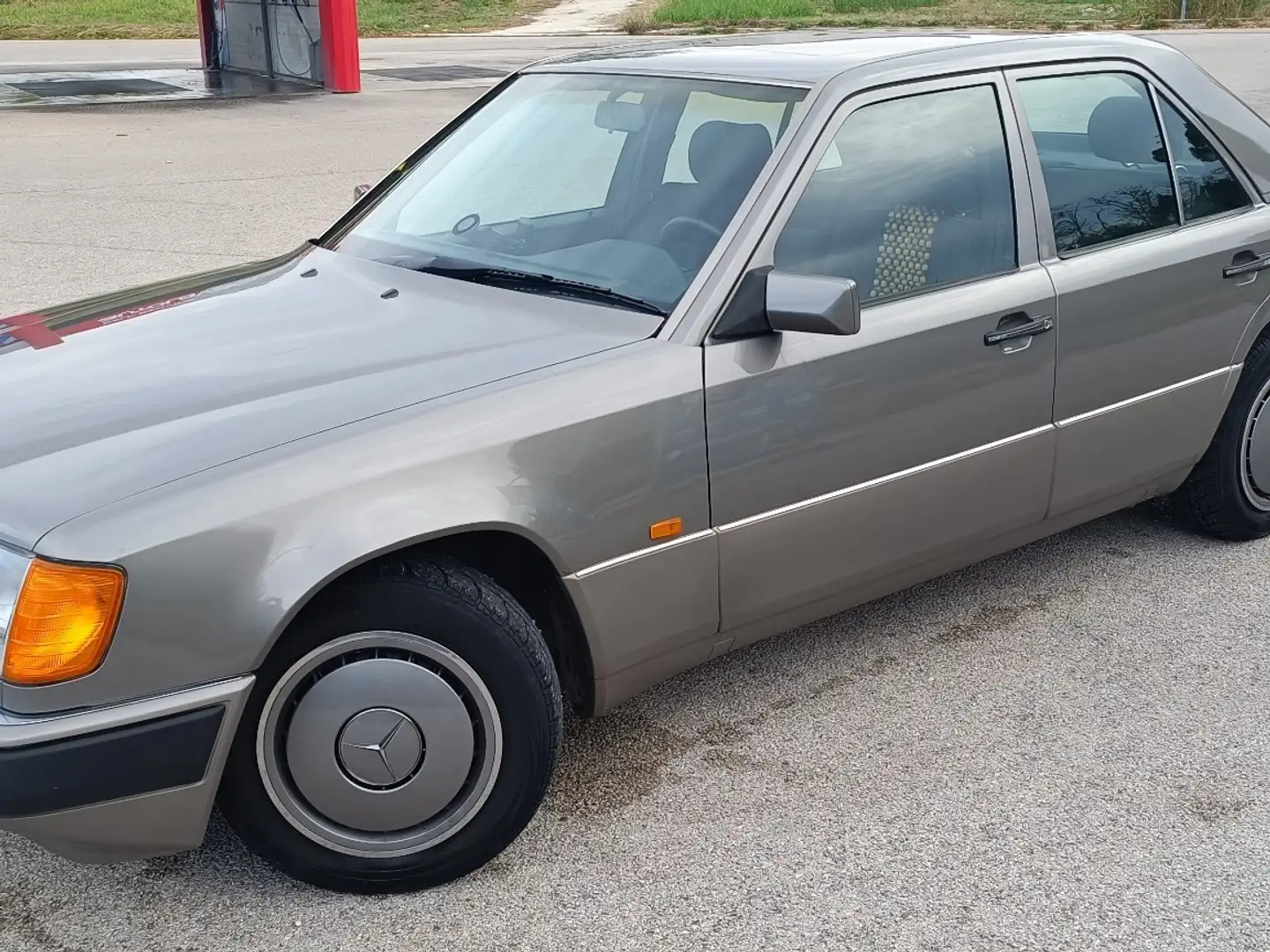 Mercedes-Benz 200 - 2